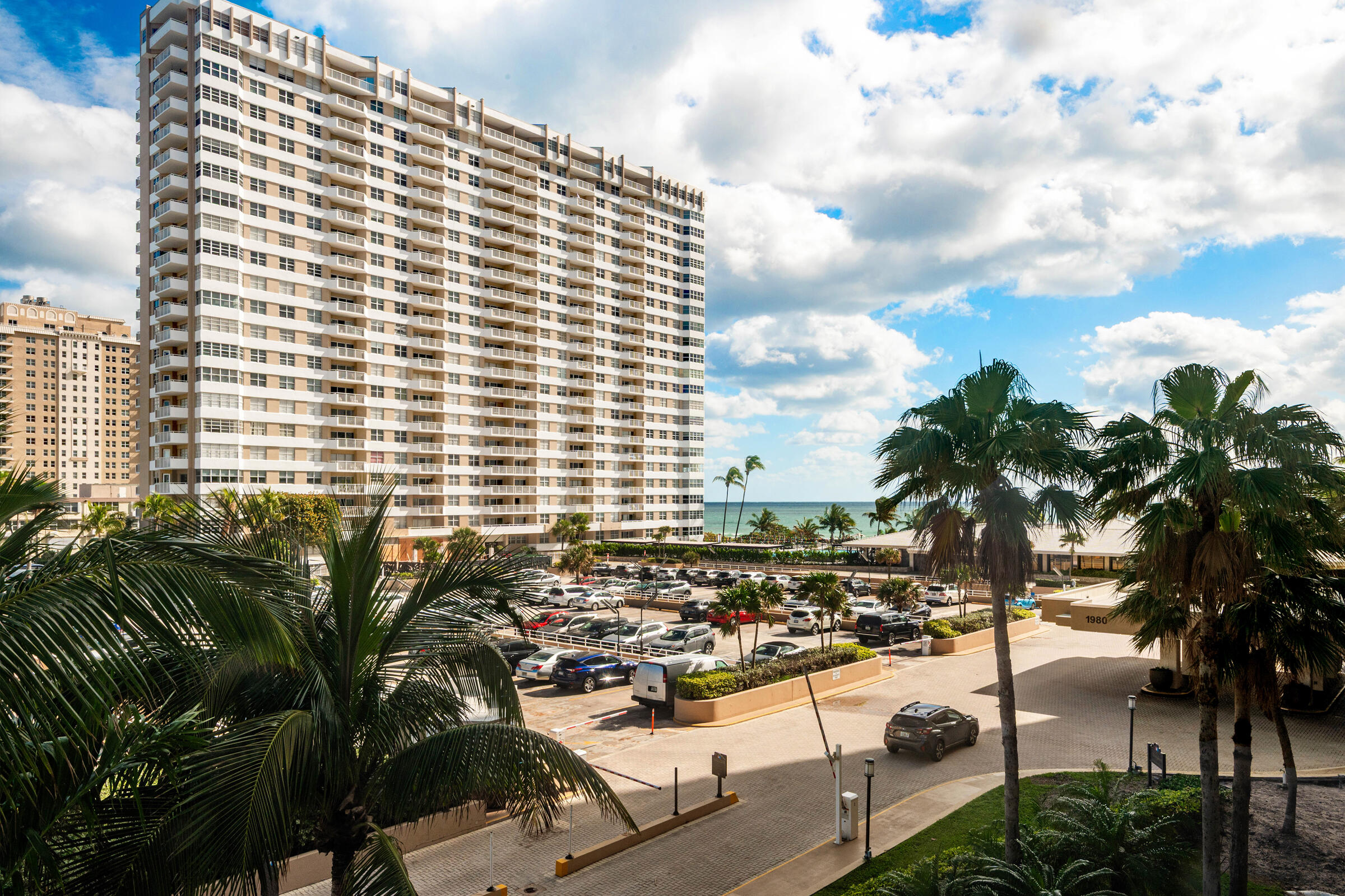 Foto de propiedad en  Hallandale Beach con MLS# 