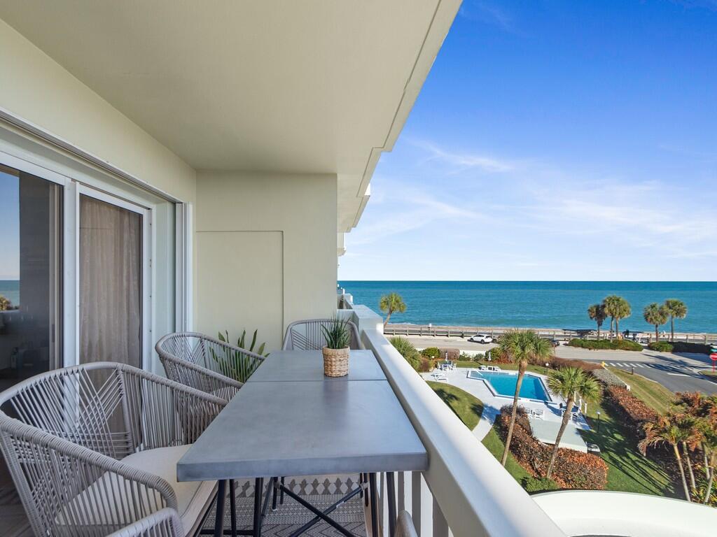 Foto de propiedad en 4049 Ocean Drive 402, Vero Beach, FL 32963 Vero Beach con MLS# 