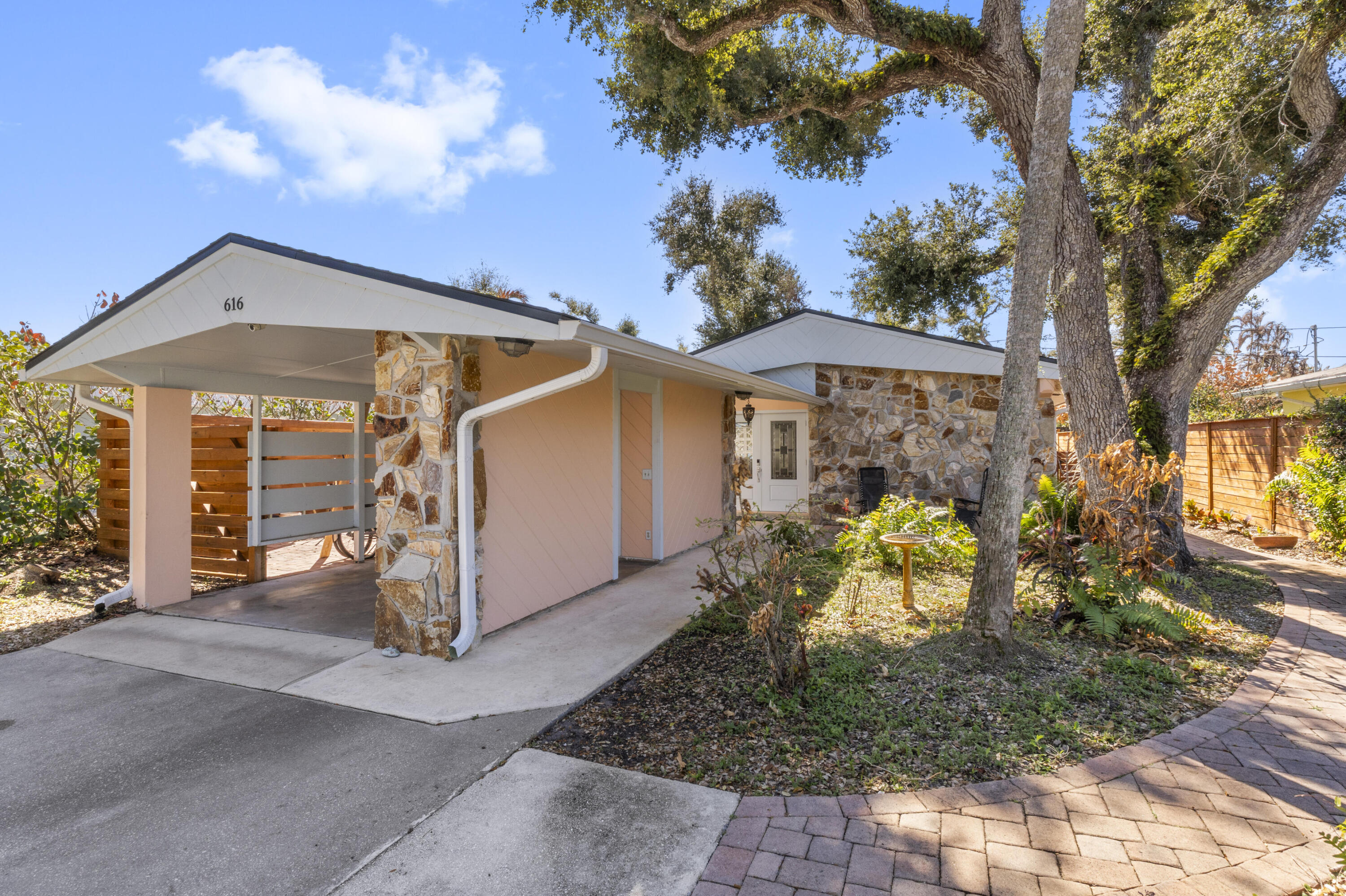 Foto de propiedad en 616 Dahlia Lane, Vero Beach, FL 32963 Vero Beach con MLS# 