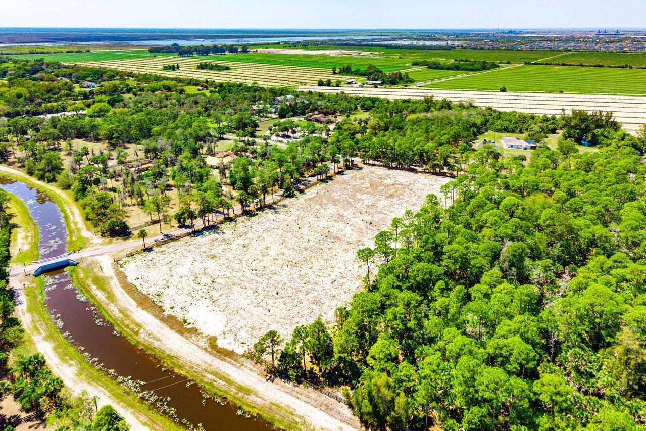 Foto de propiedad en 1278 Arabian Drive, Loxahatchee, FL 33470 Loxahatchee con MLS# 