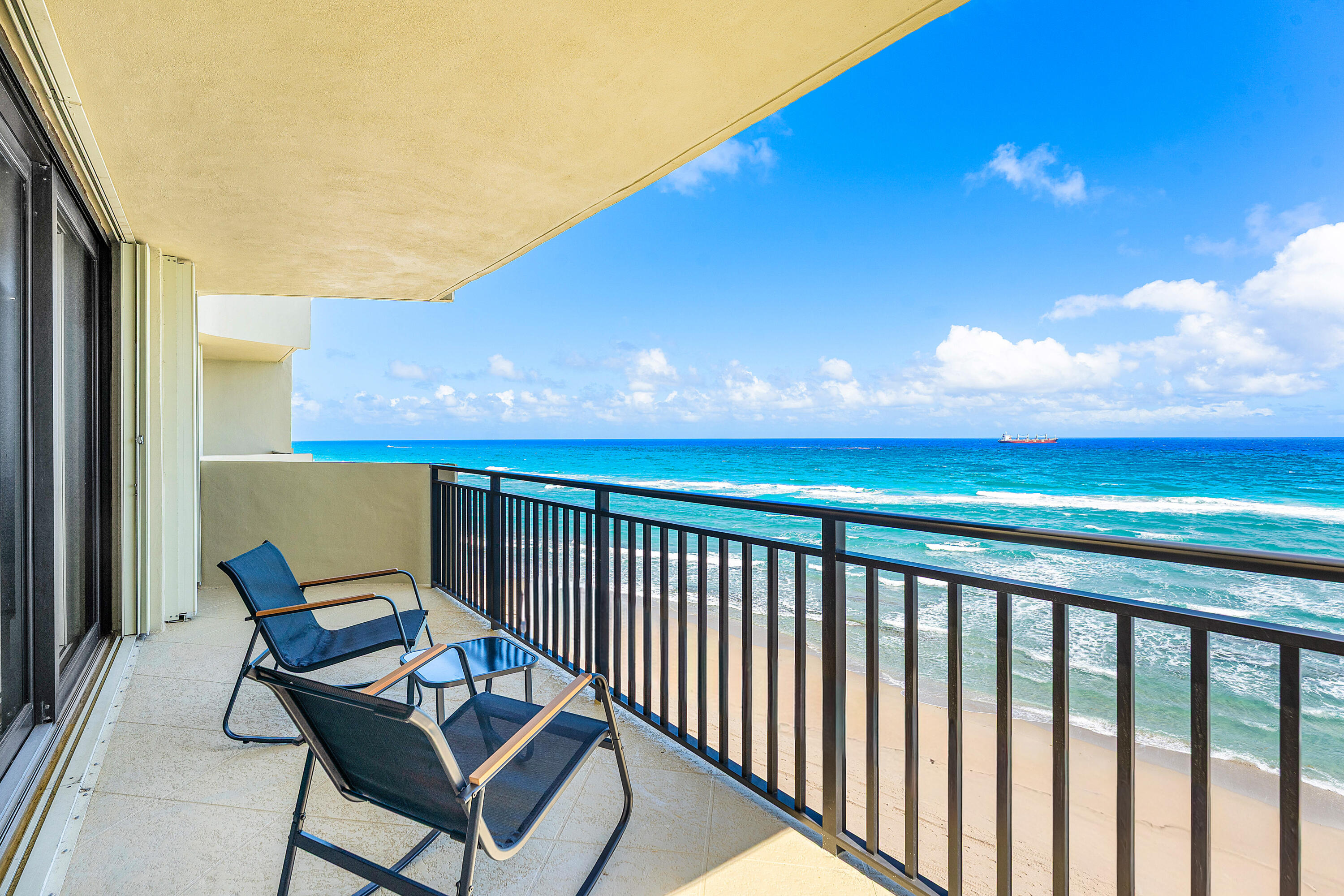 Foto de propiedad en 5460 N Ocean Drive 5b, Singer Island, FL 33404 Singer Island con MLS# 