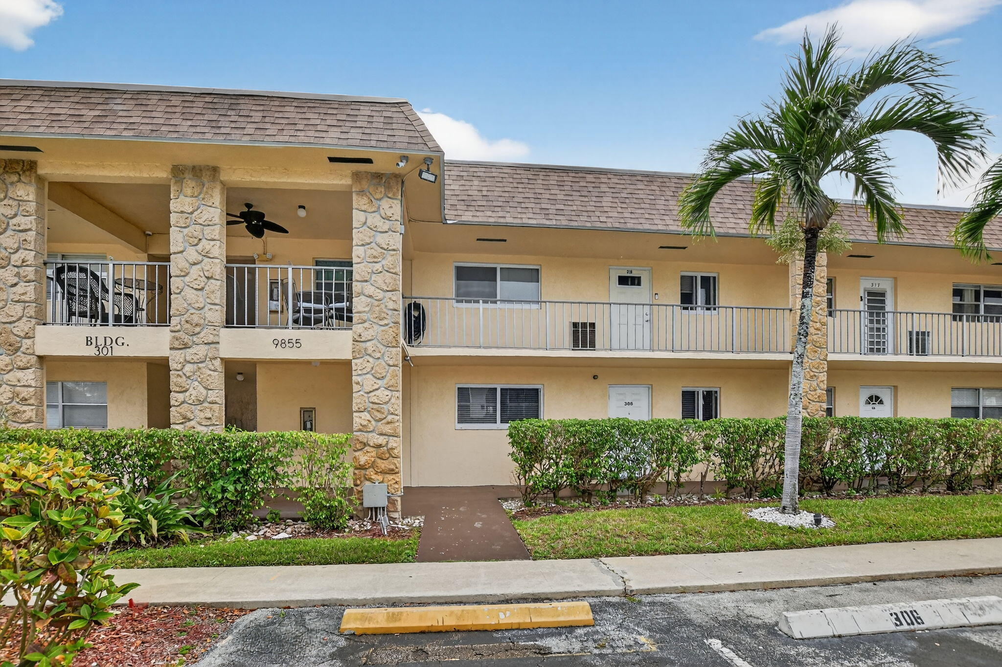 Foto de propiedad en 9855 Sandalfoot Boulevard Apt 317, Boca Raton, FL 33428 Boca Raton con MLS# 
