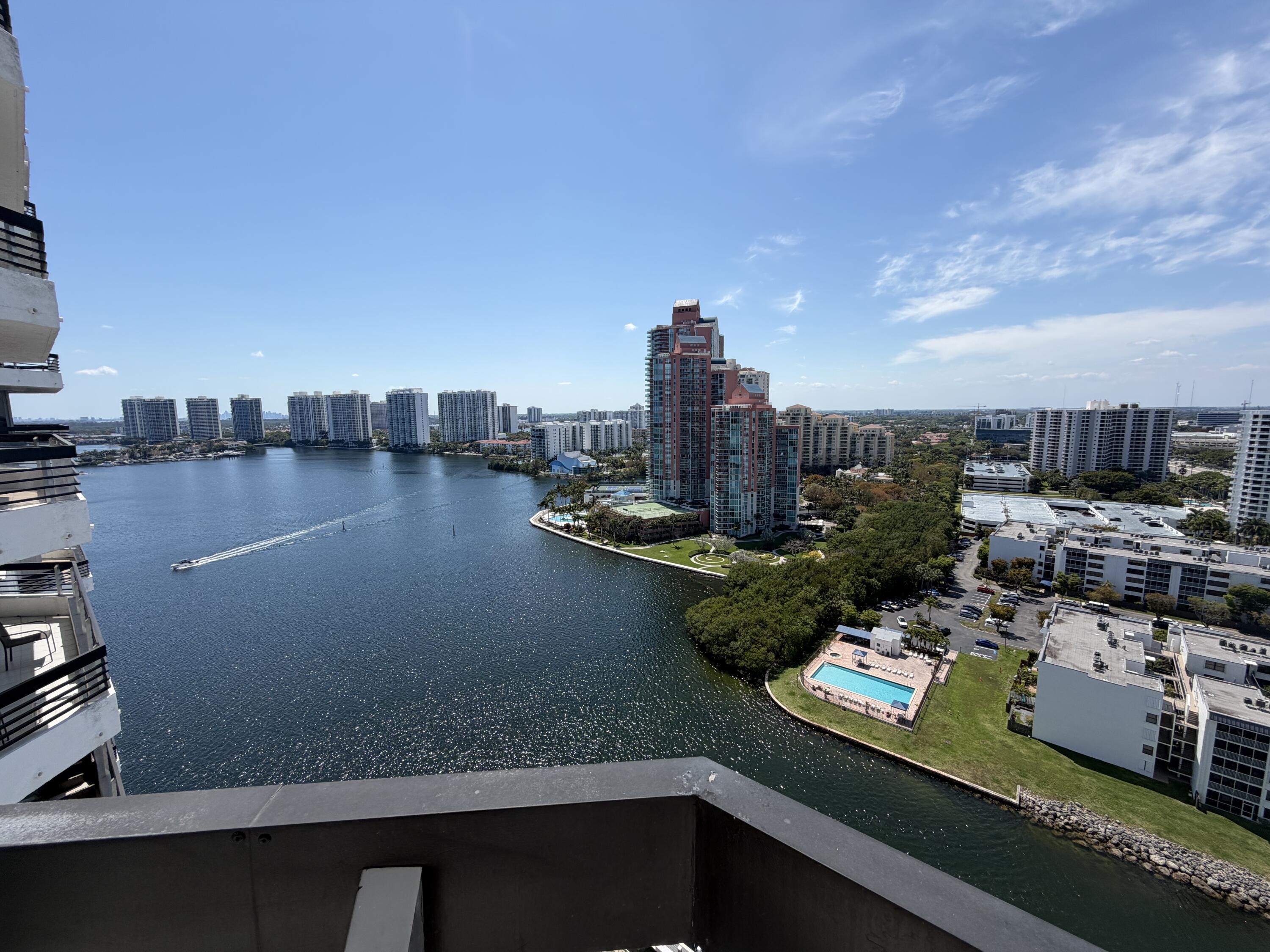 Foto de propiedad en 3530 Mystic Pointe Drive 2303, Aventura, FL 33180 Aventura con MLS# 