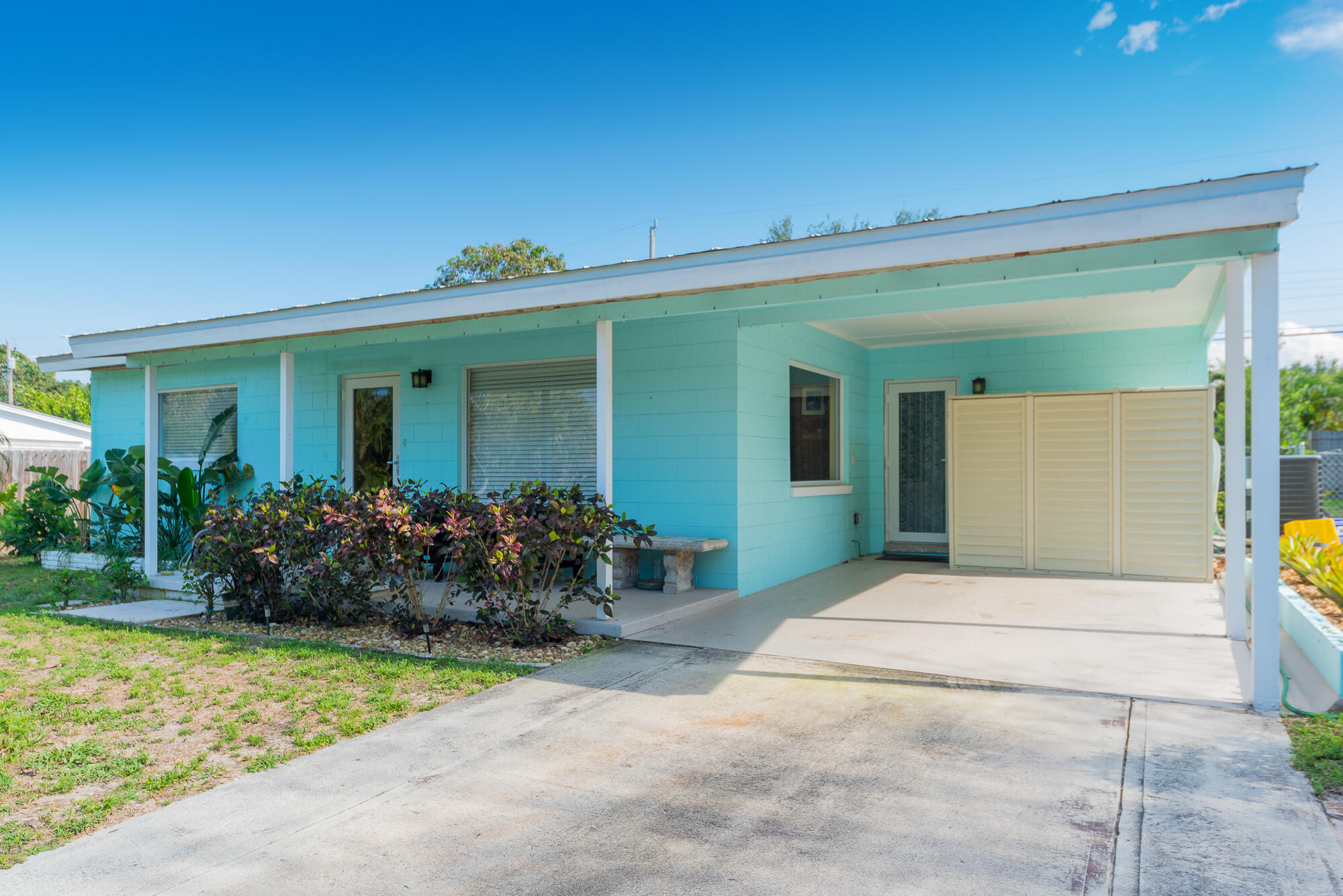 Foto de propiedad en 2574 NE Roberta Street, Jensen Beach, FL 34957 Jensen Beach con MLS# 