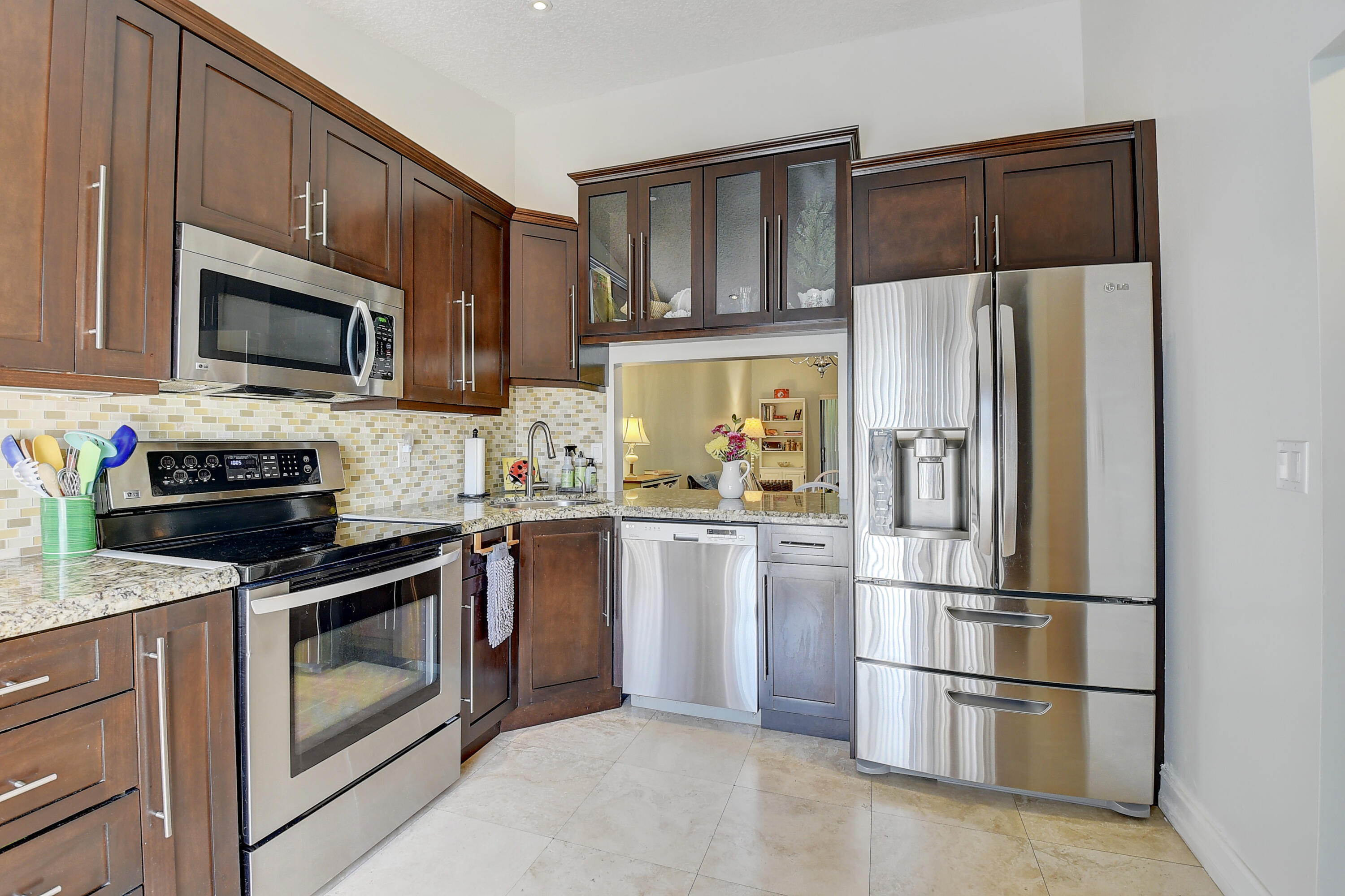 Bright kitchen- SS appliances - Pantry - recessed Lighting