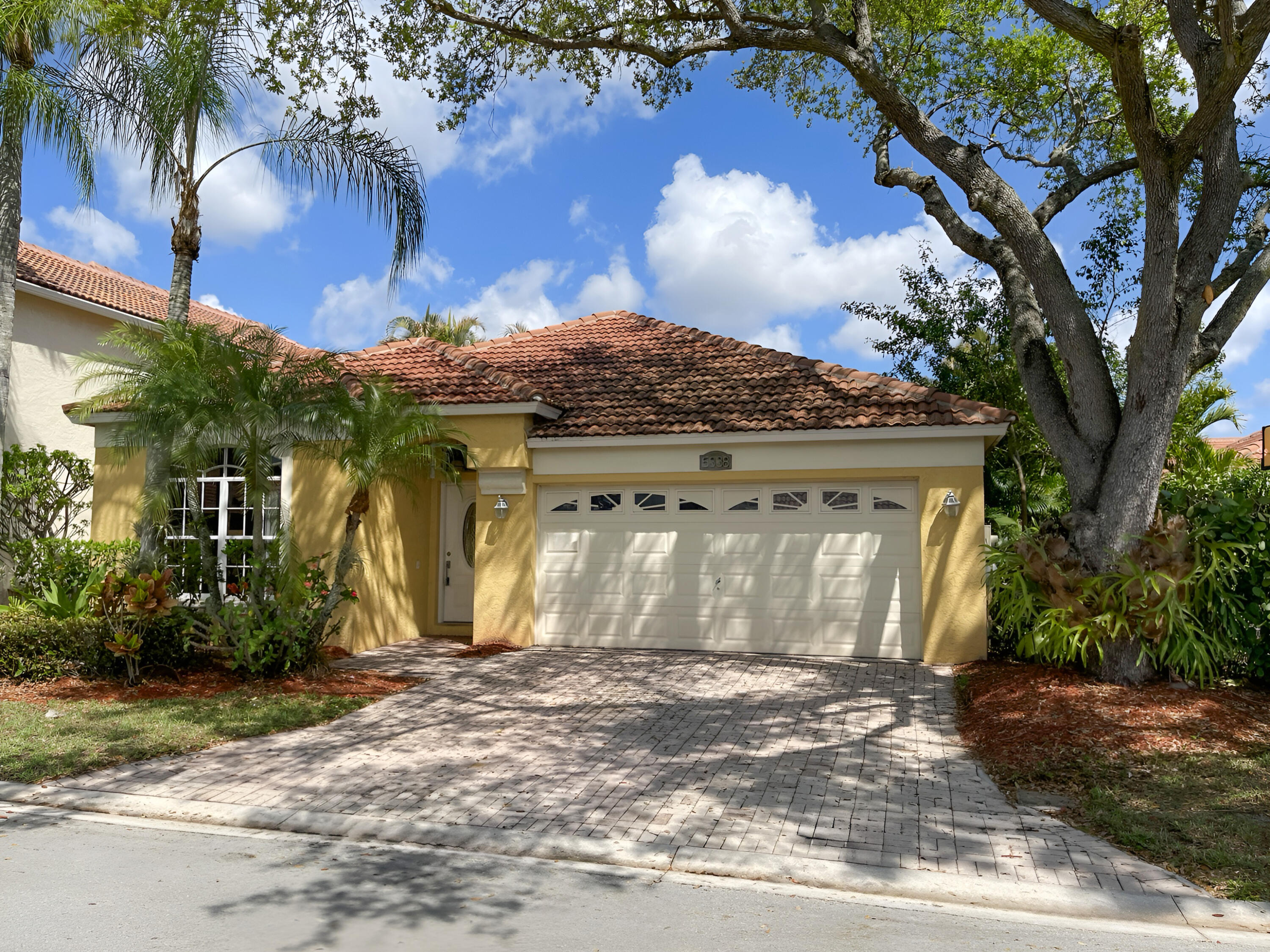 Foto de propiedad en 5338 Edenwood Lane, Riviera Beach, FL 33418 Riviera Beach con MLS# 