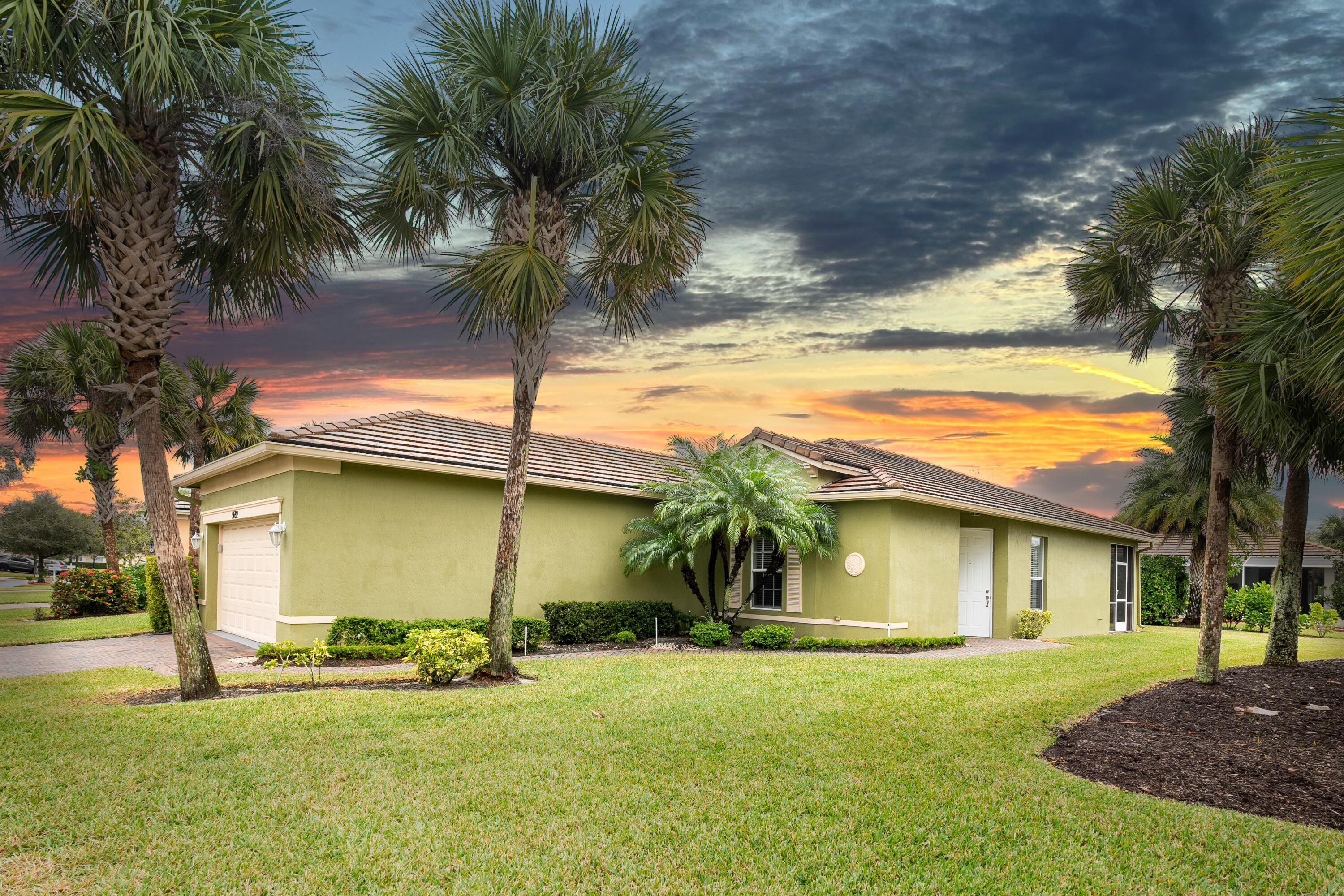 Foto de propiedad en 9692 SW Lindale Trace Boulevard, Port St. Lucie, FL 34987 Port St. Lucie con MLS# 