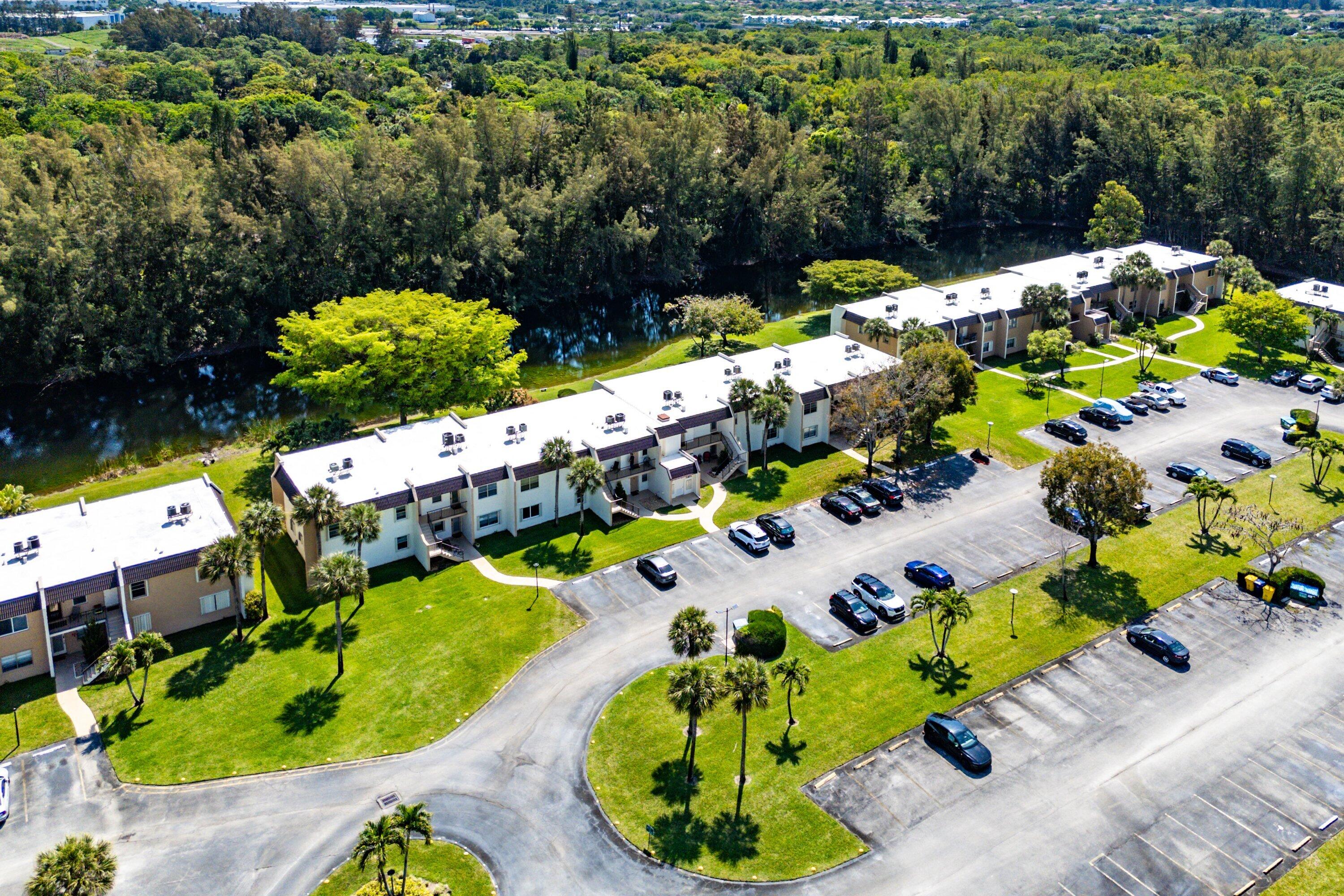 Foto de propiedad en 130 Lake Meryl Drive 228, West Palm Beach, FL 33411 West Palm Beach con MLS# 