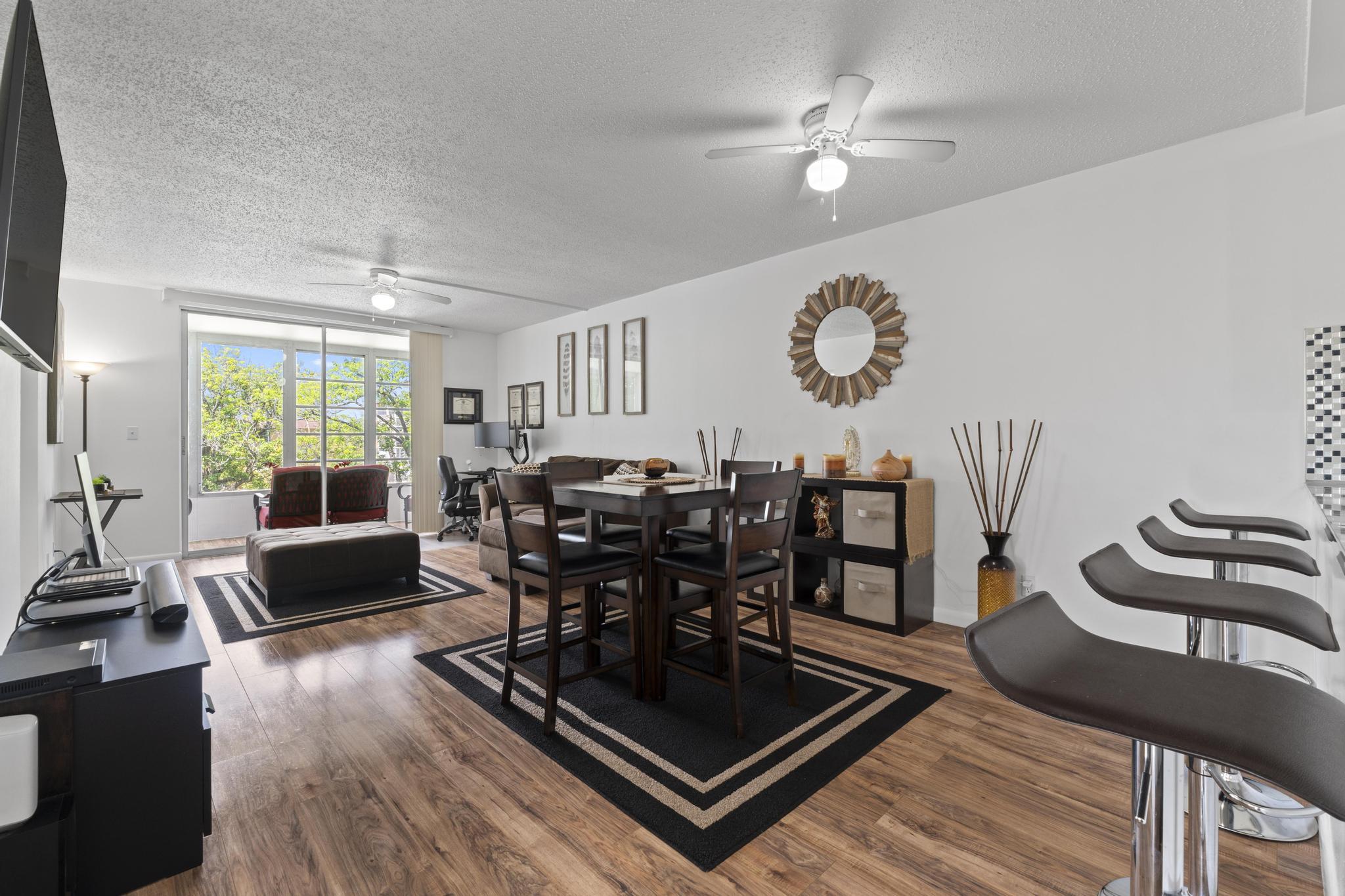 Foto de propiedad en 5275 NW 10th Court 305, Plantation, FL 33313 Plantation con MLS# 