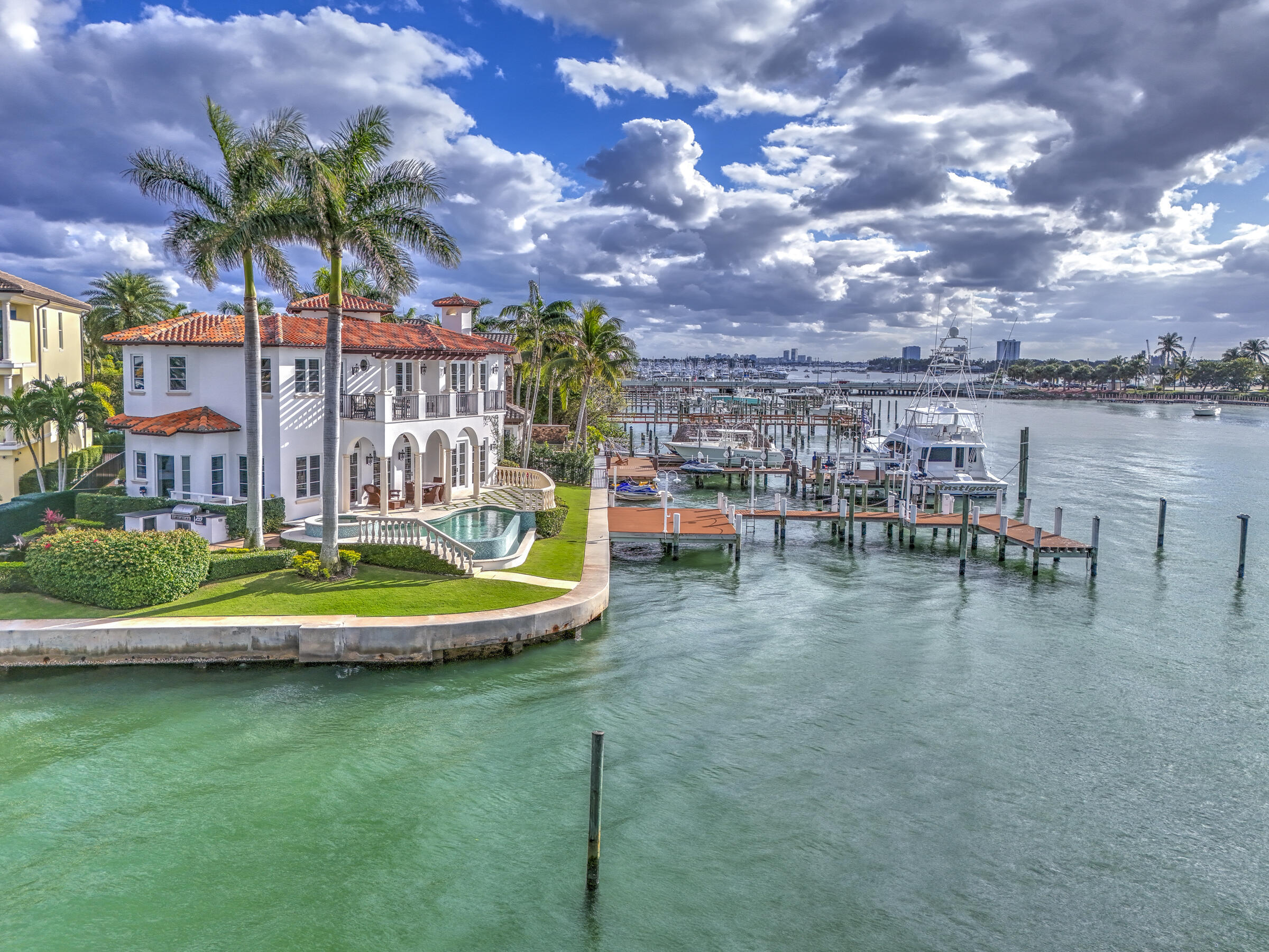 Foto de propiedad en 2775 Lake Drive, Singer Island, FL 33404 Singer Island con MLS# 