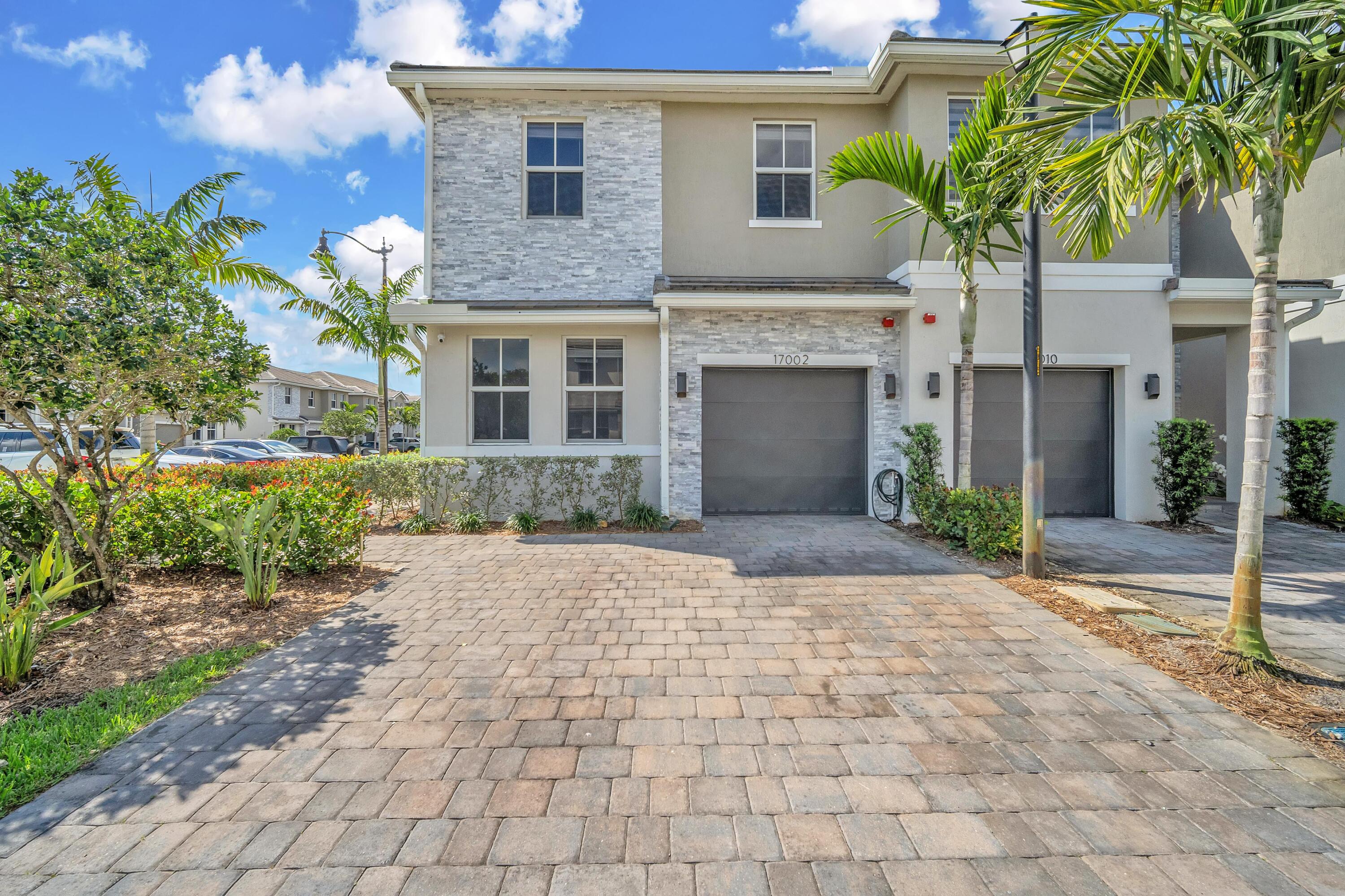 Foto de propiedad en 17002 SW 1st Street, Pembroke Pines, FL 33027 Pembroke Pines con MLS# 
