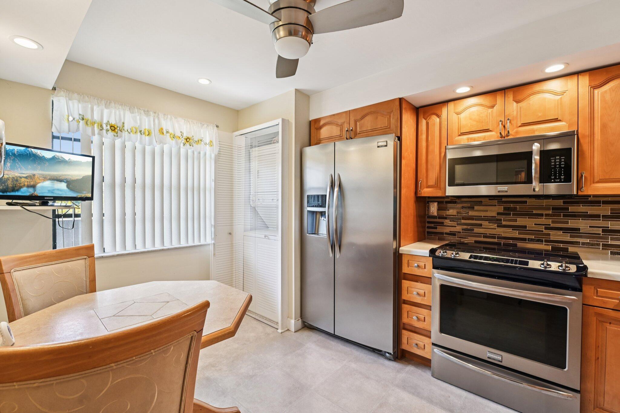 Foto de propiedad en 1101 Colony Point Circle 404, Pembroke Pines, FL 33026 Pembroke Pines con MLS# 