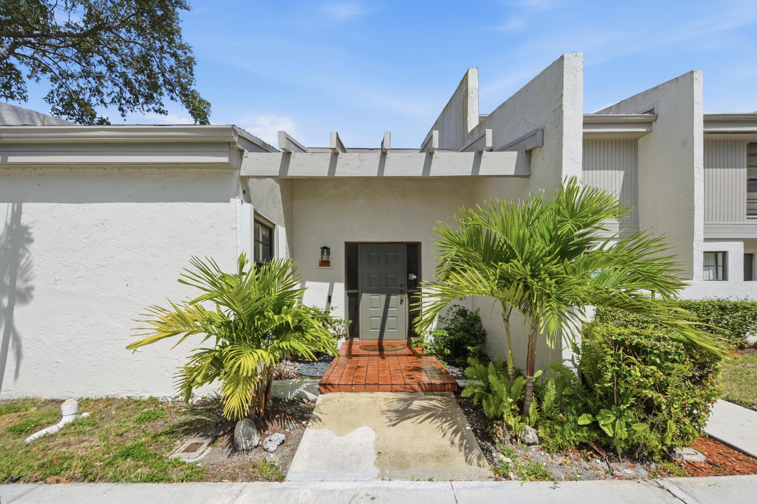 Foto de propiedad en 1097 NW 98th Terrace 110, Pembroke Pines, FL 33024 Pembroke Pines con MLS# 