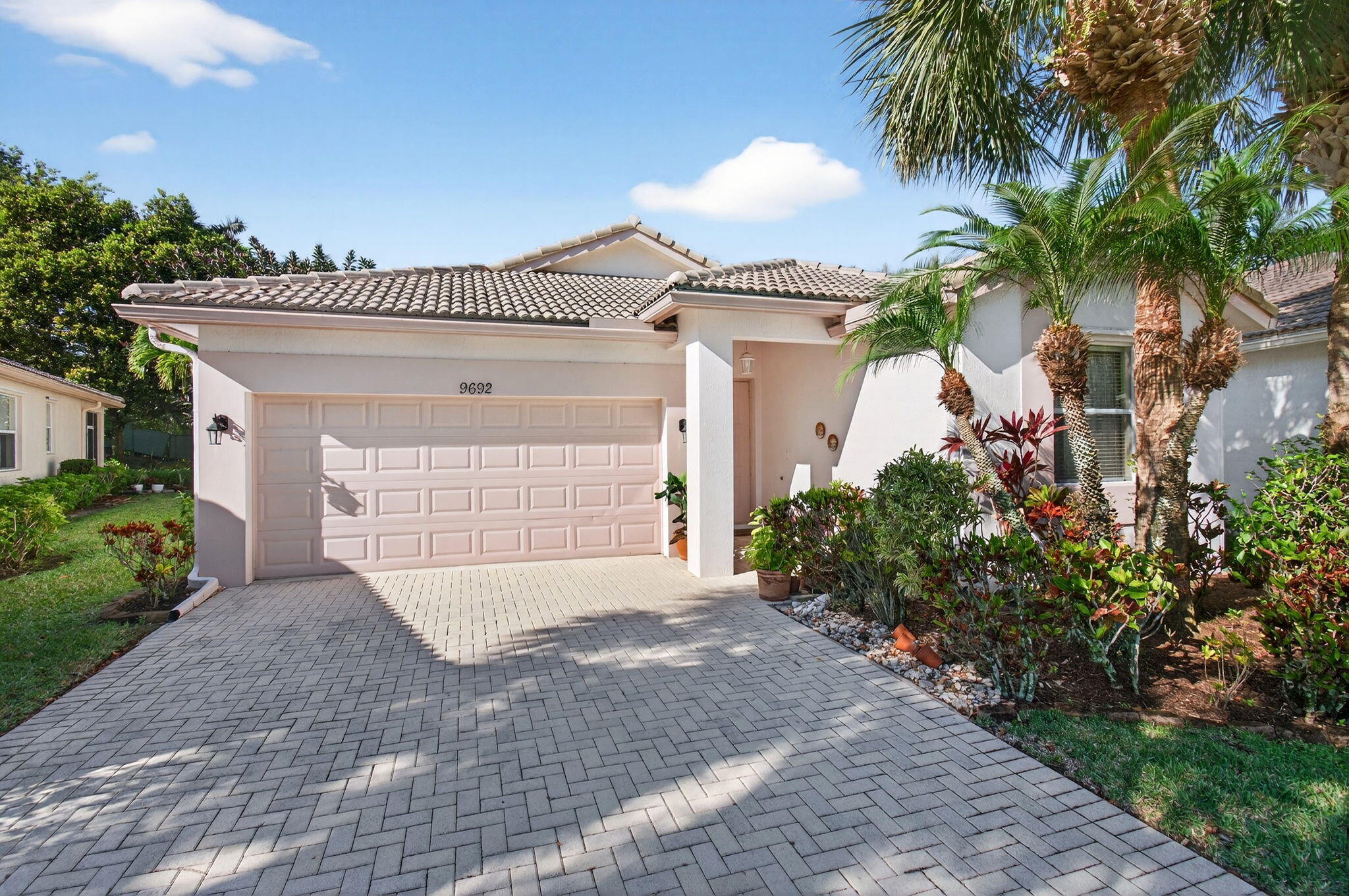 Foto de propiedad en 9692 Sandpiper Lane, West Palm Beach, FL 33411 West Palm Beach con MLS# 