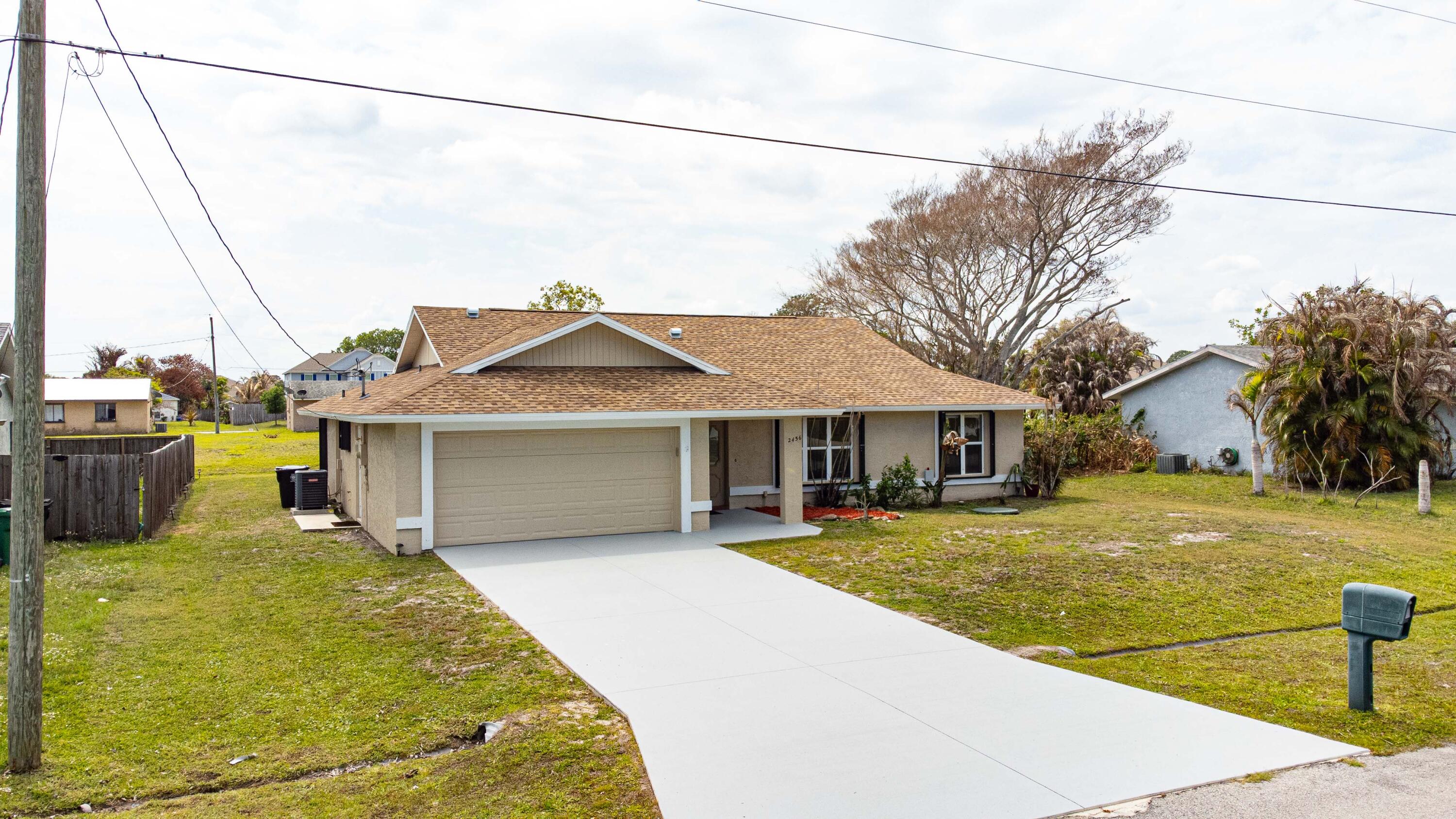 Foto de propiedad en 2456 SE Trail Avenue, Port St. Lucie, FL 34952 Port St. Lucie con MLS# 