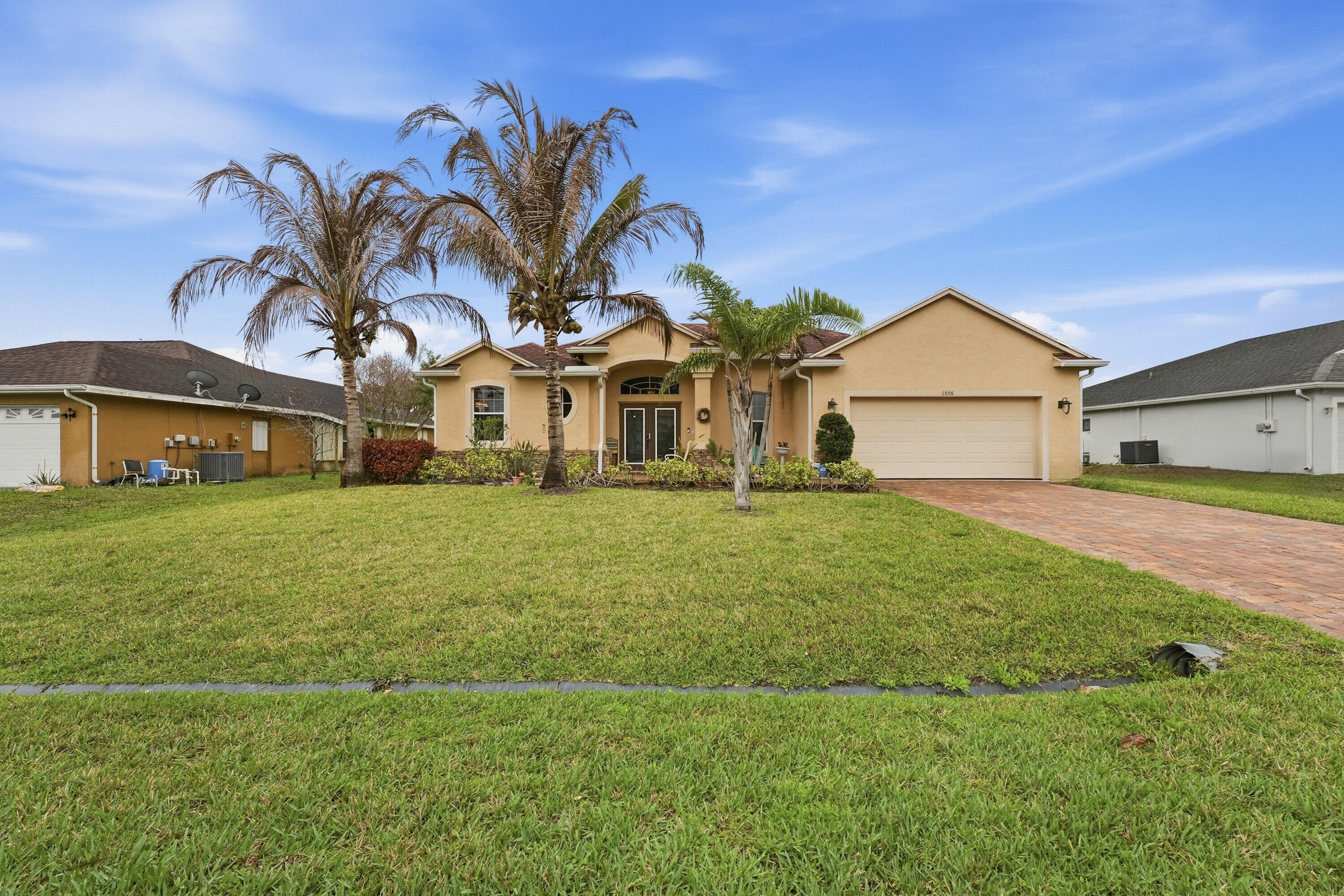 Foto de propiedad en 6988 NW Hartney Way, Port St. Lucie, FL 34983 Port St. Lucie con MLS# 