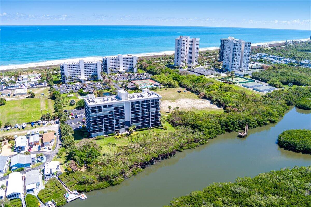 Foto de propiedad en 5059 N Hwy A1a 401, Hutchinson Island, FL 34949 Hutchinson Island con MLS# 