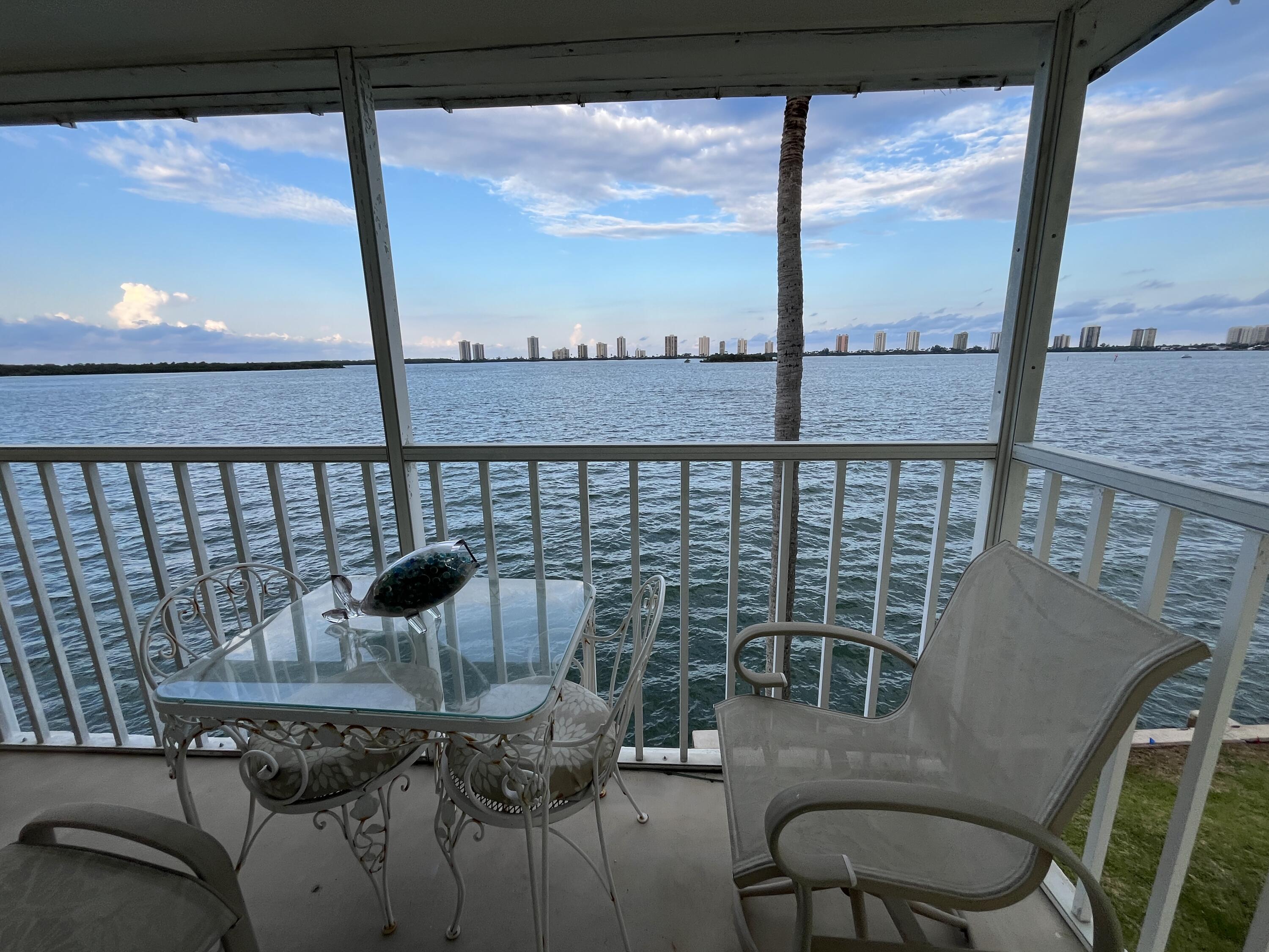 Foto de propiedad en 101 Doolen Court 305, North Palm Beach, FL 33408 North Palm Beach con MLS# 