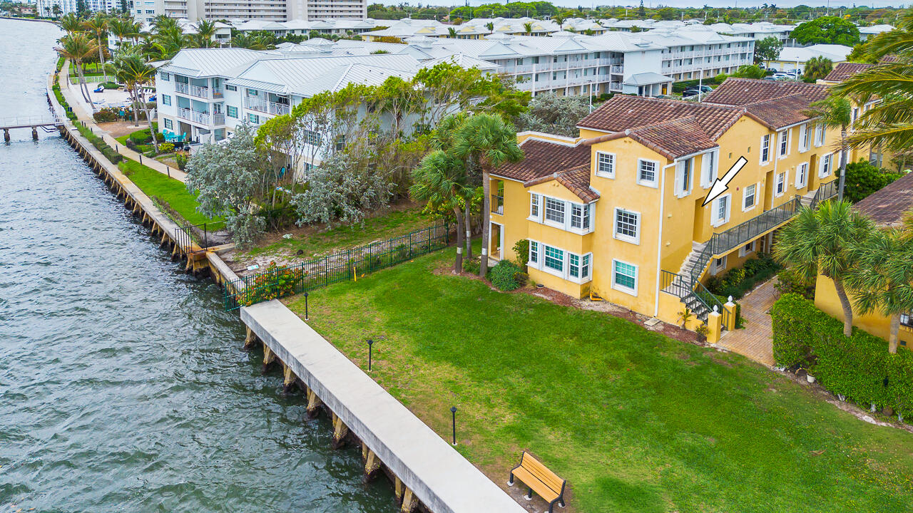 Foto de propiedad en 1060 Lake Shore Drive 201, West Palm Beach, FL 33403 West Palm Beach con MLS# 