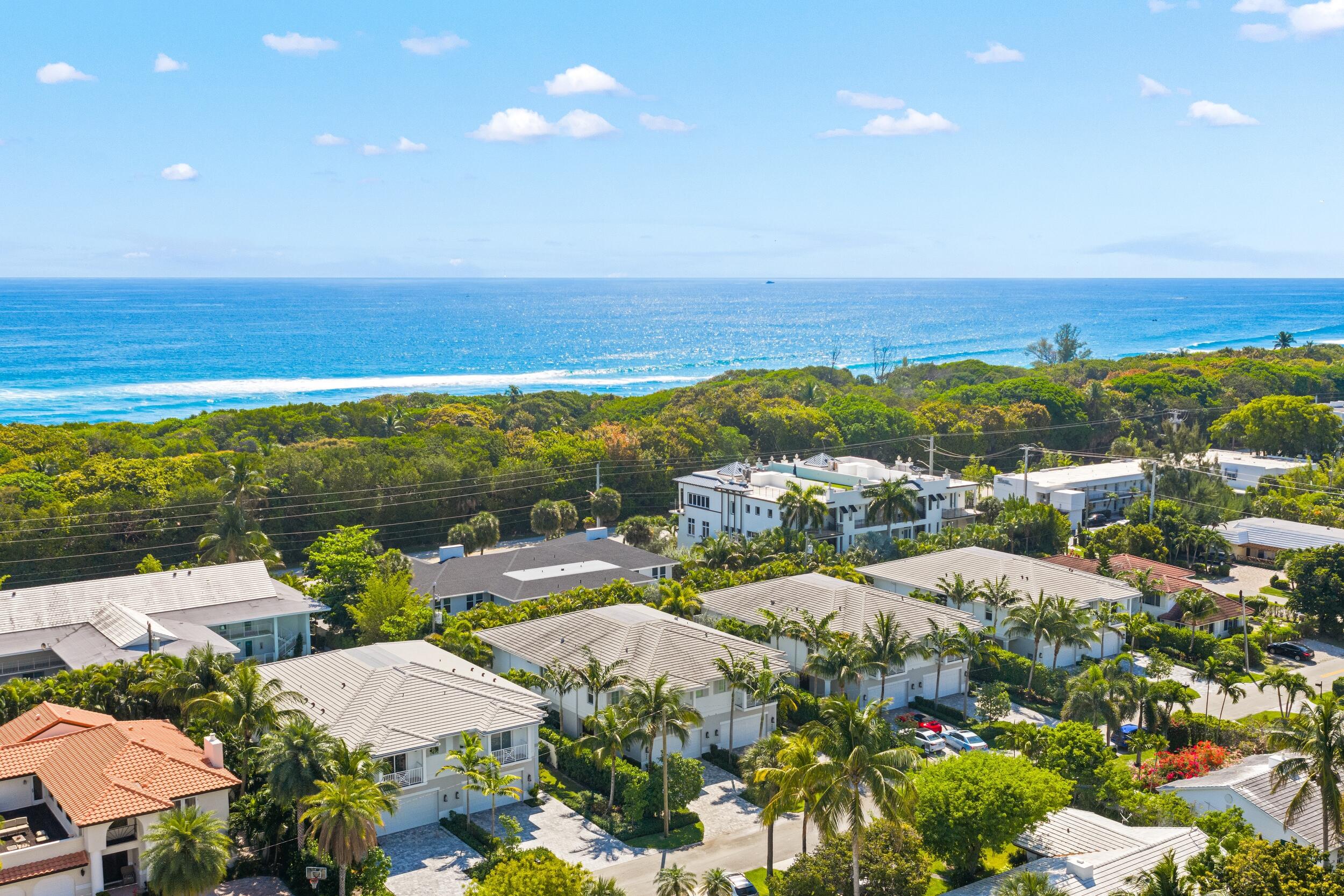Foto de propiedad en 444 NE Wavecrest Way, Boca Raton, FL 33432 Boca Raton con MLS# 