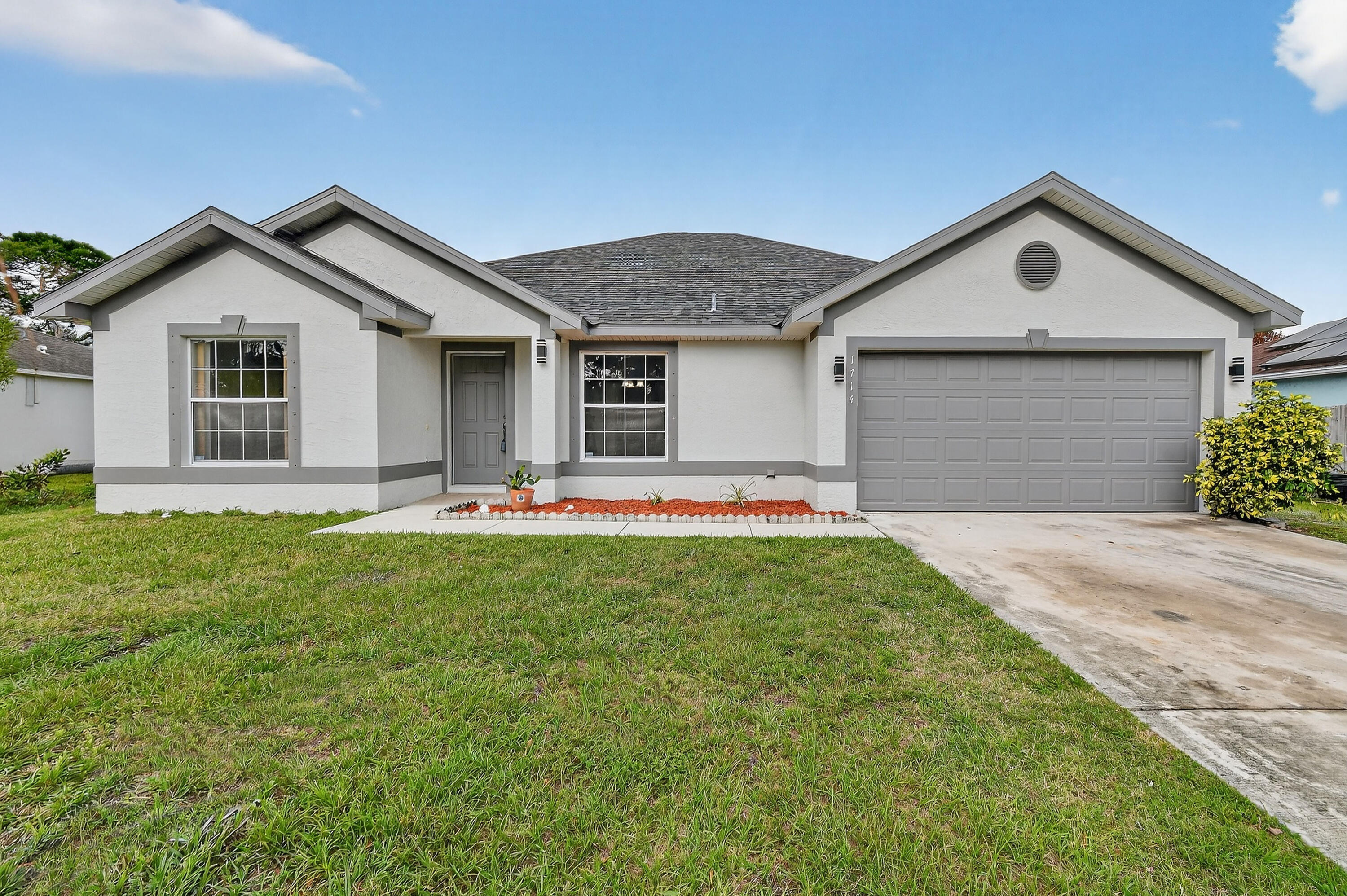 Foto de propiedad en 1714 SE Aneci Street, Port St. Lucie, FL 34983 Port St. Lucie con MLS# 