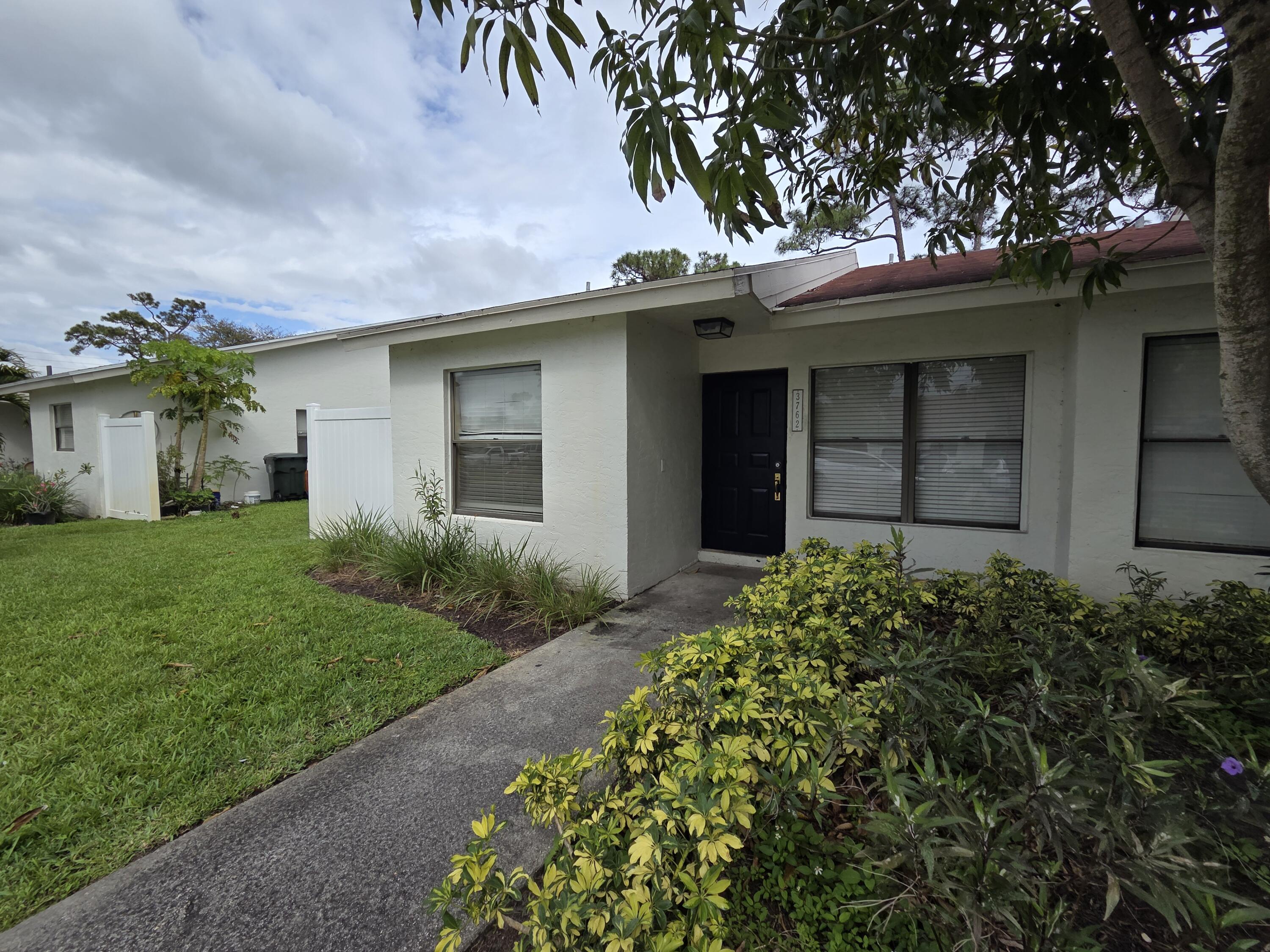 Foto de propiedad en 3762 Mil Race Court, Greenacres, FL 33463 Greenacres con MLS# 