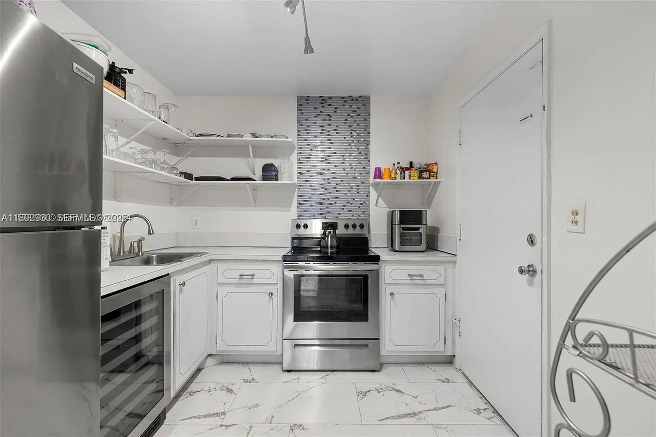 Foto de propiedad en 4043 NW 16th Street 201, Lauderhill, FL 33313 Lauderhill con MLS# 
