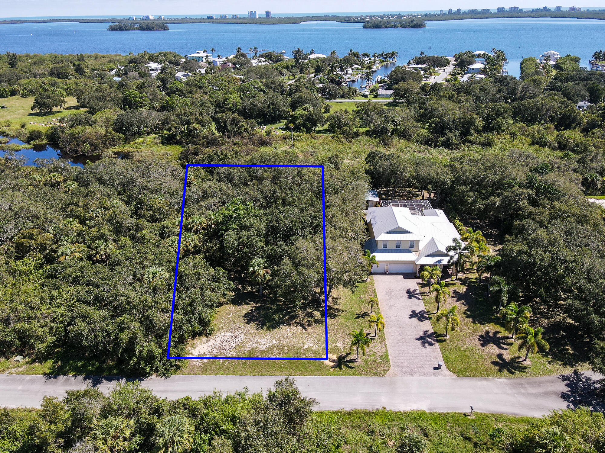 Foto de propiedad en 4128 Mariner Oaks Way, Fort Pierce, FL 34946 Fort Pierce con MLS# 