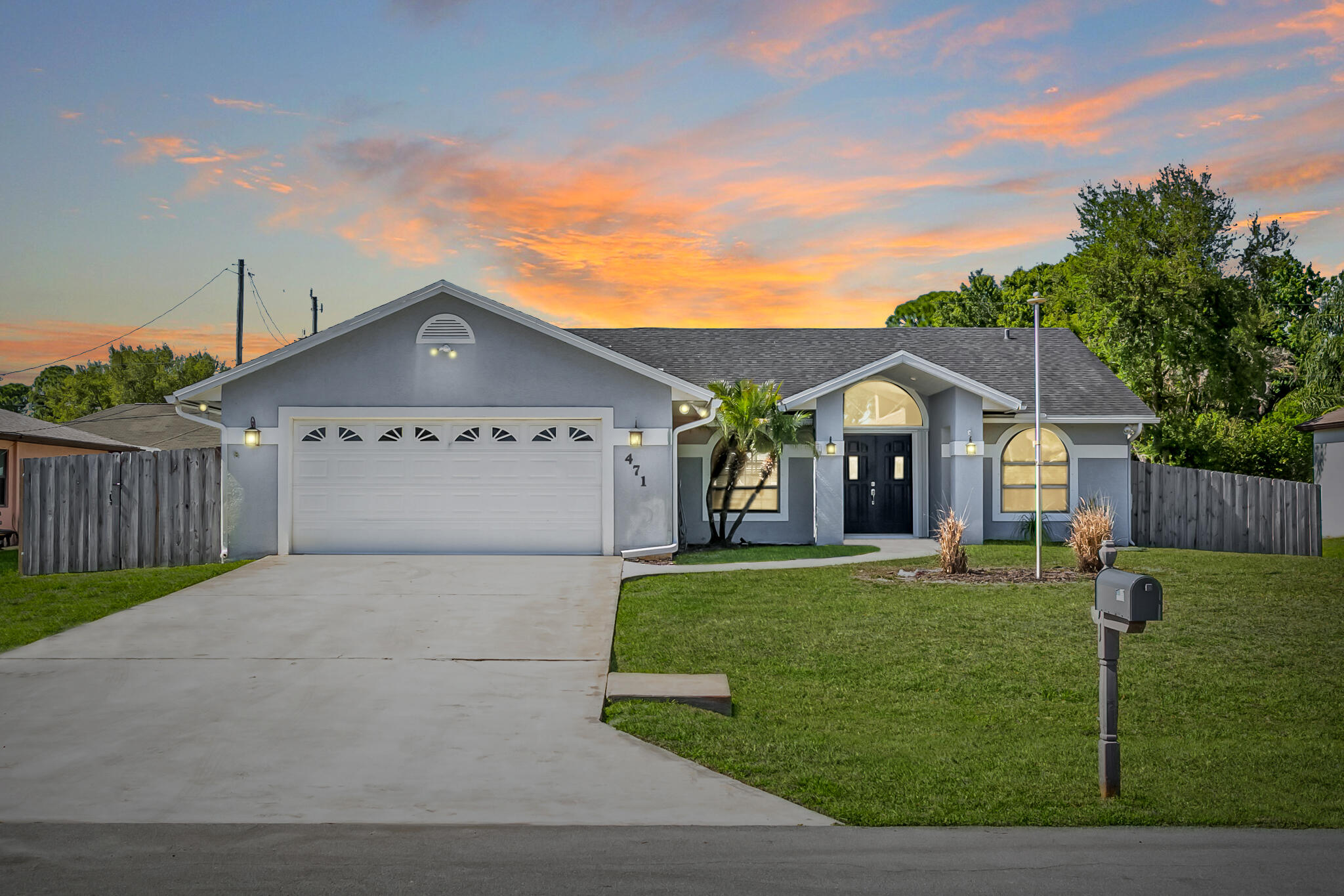 Foto de propiedad en 471 SE Ron Rico Terrace, Port St. Lucie, FL 34983 Port St. Lucie con MLS# 