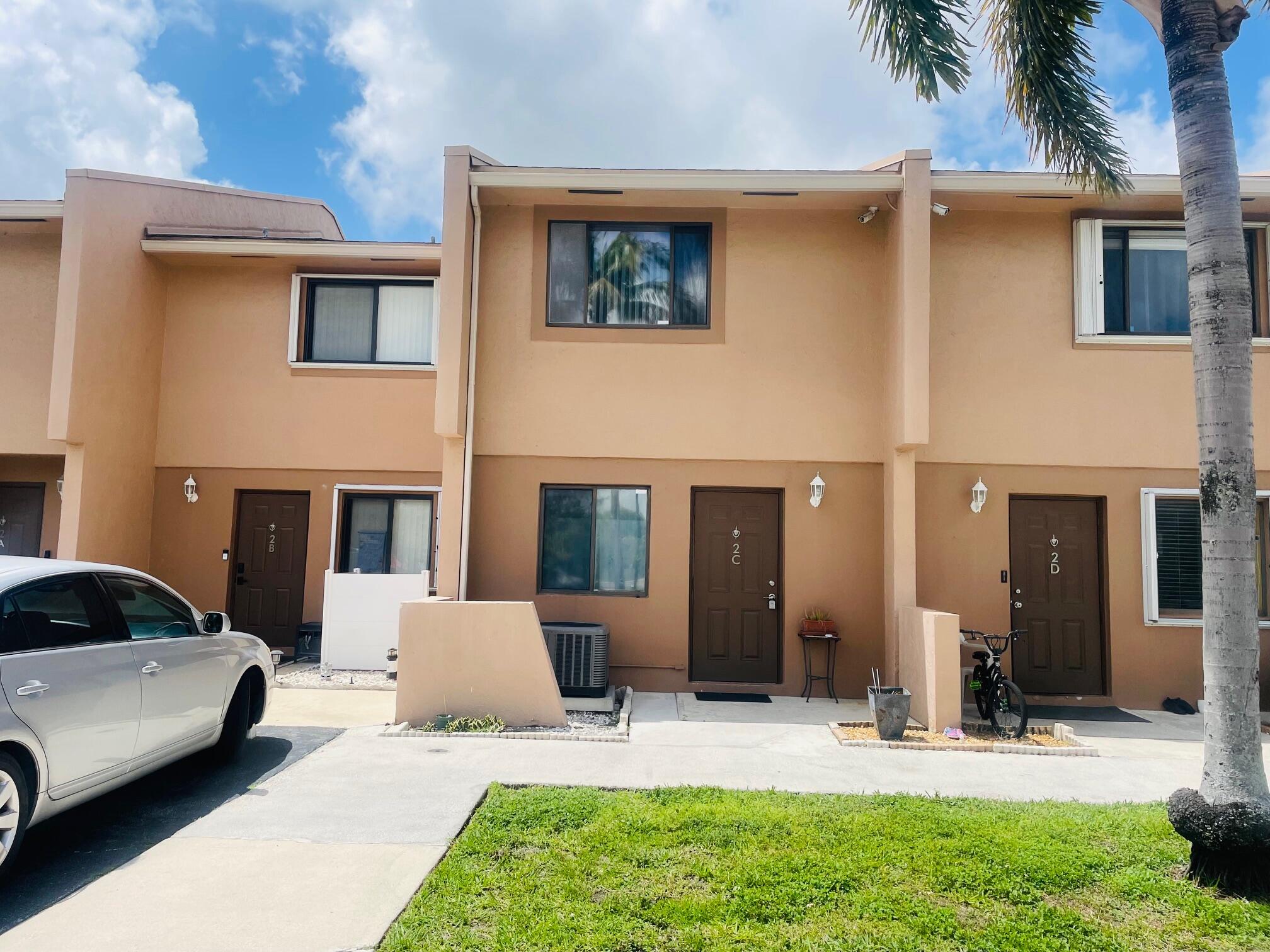 Foto de propiedad en 139 Sparrow Drive 2c, Royal Palm Beach, FL 33411 Royal Palm Beach con MLS# 