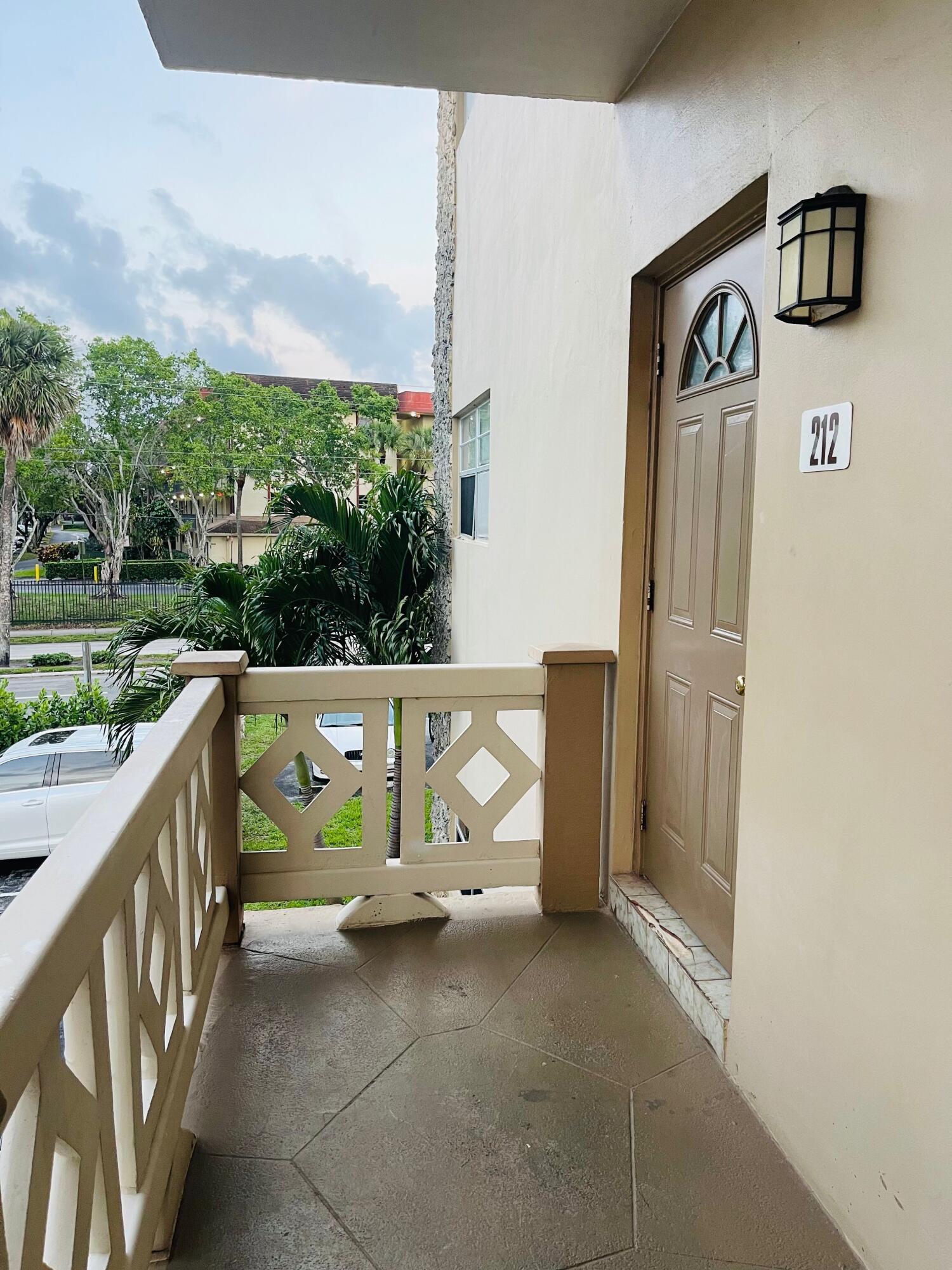 Foto de propiedad en 5051 W Oakland Park Boulevard W Unit E212, Lauderdale Lakes, FL 33313 Lauderdale Lakes con MLS# 