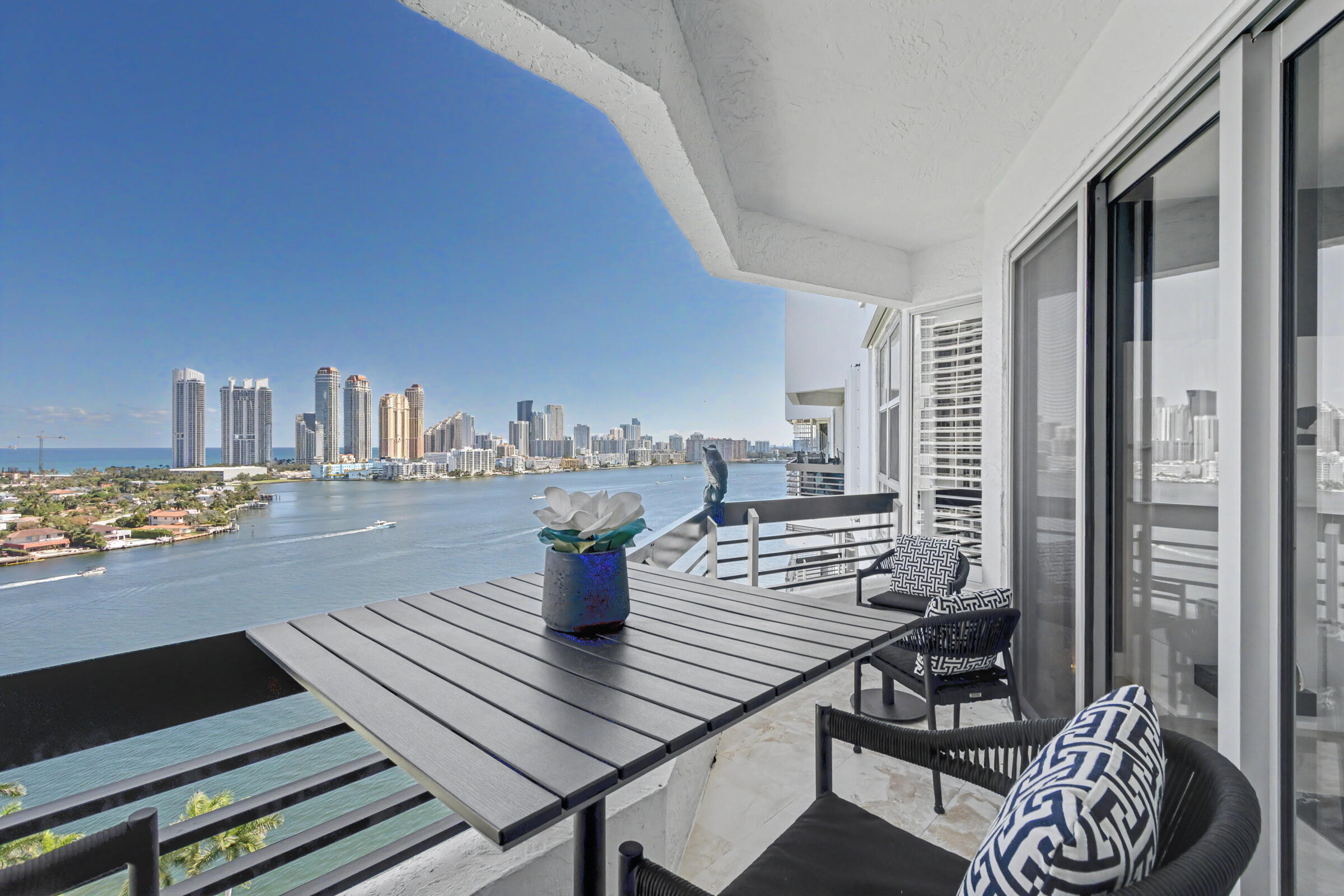 Foto de propiedad en 3600 Mystic Pointe Drive Ph16, Aventura, FL 33180 Aventura con MLS# 