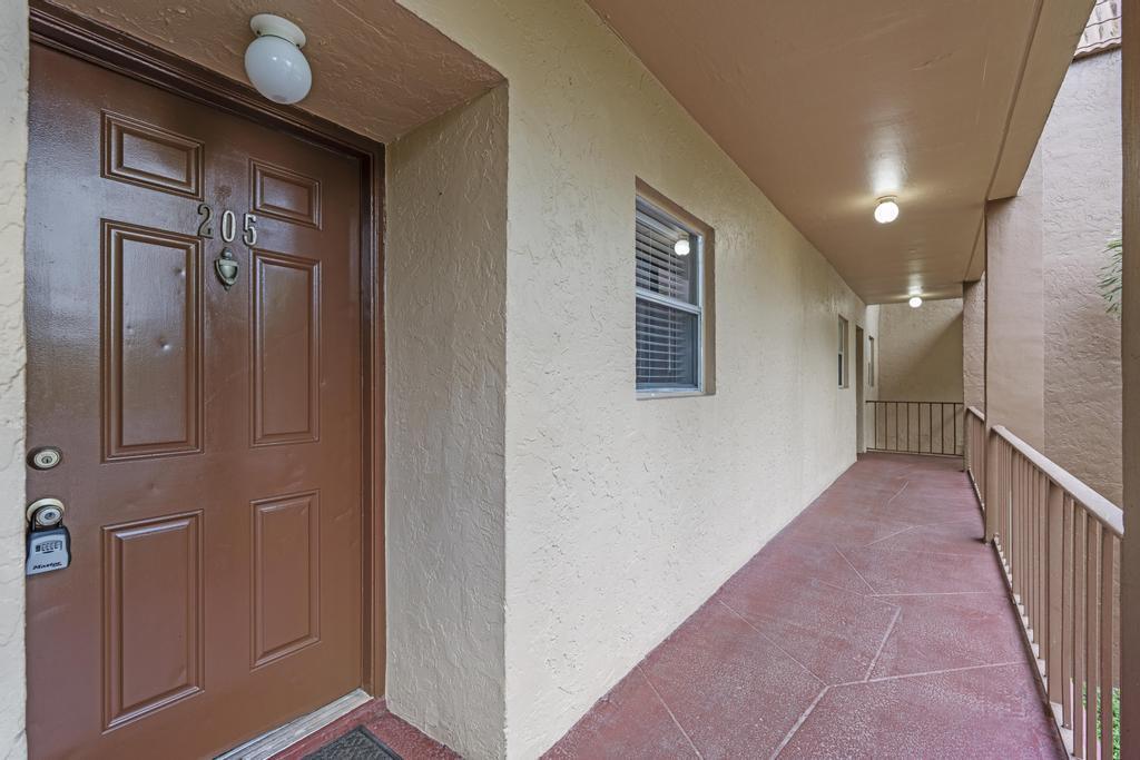 Foto de propiedad en 120 Sparrow Drive 205, Royal Palm Beach, FL 33411 Royal Palm Beach con MLS# 
