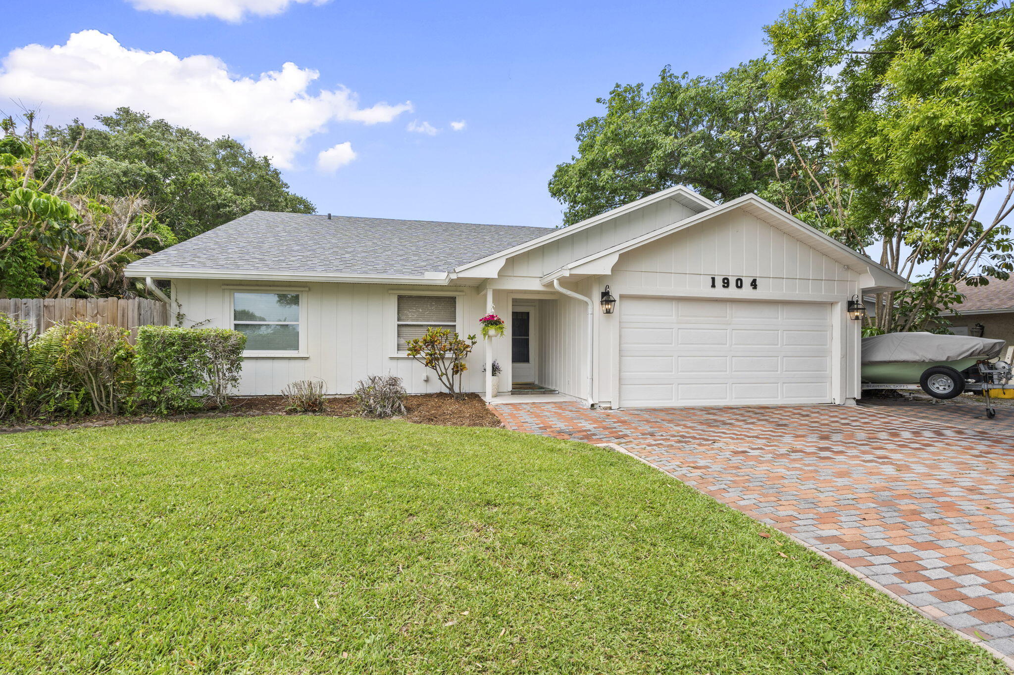 Foto de propiedad en 1904 NE Avenida Dracaena, Jensen Beach, FL 34957 Jensen Beach con MLS# 