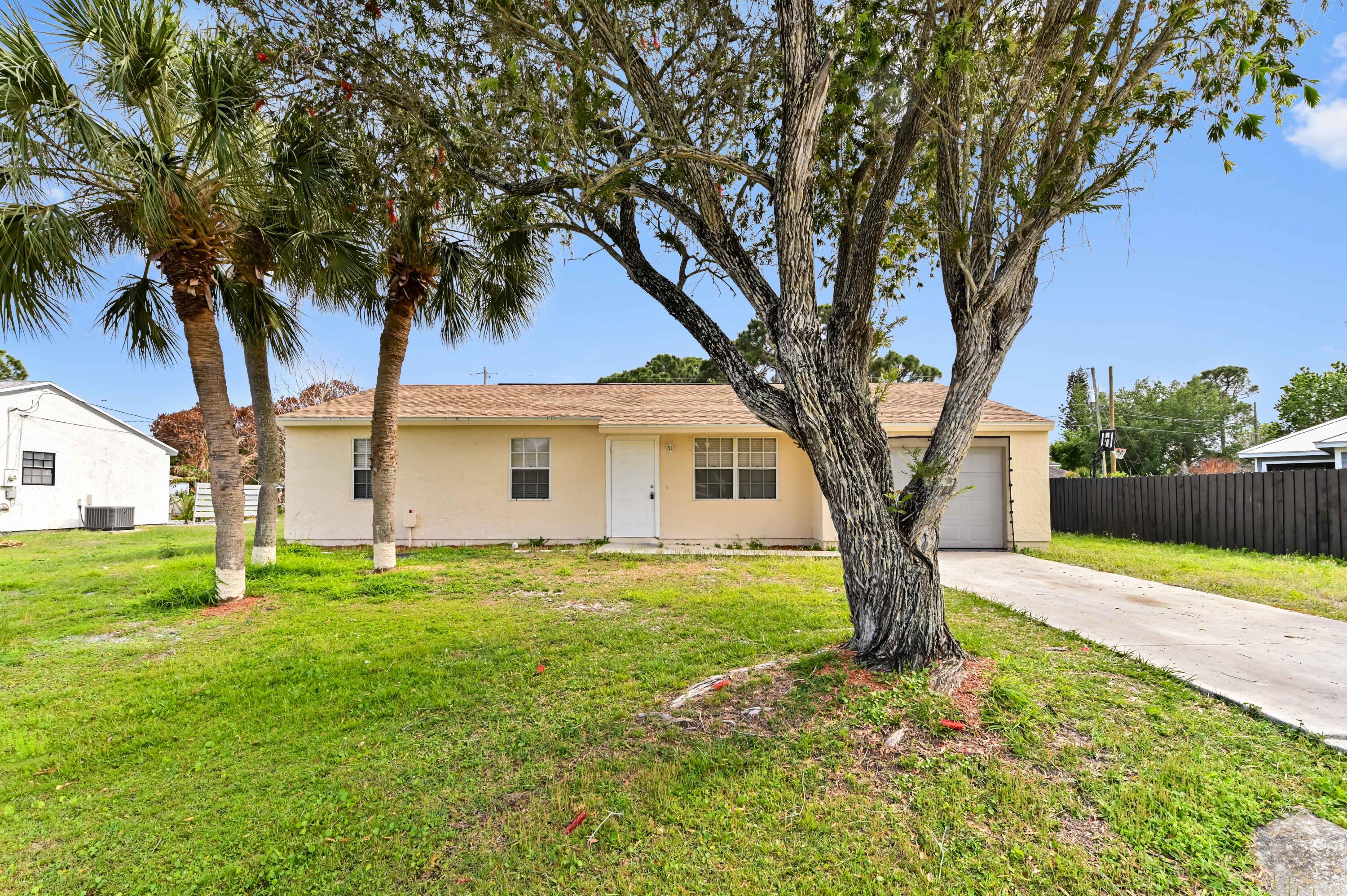 Foto de propiedad en 2441 SE University Terrace, Port St. Lucie, FL 34952 Port St. Lucie con MLS# 