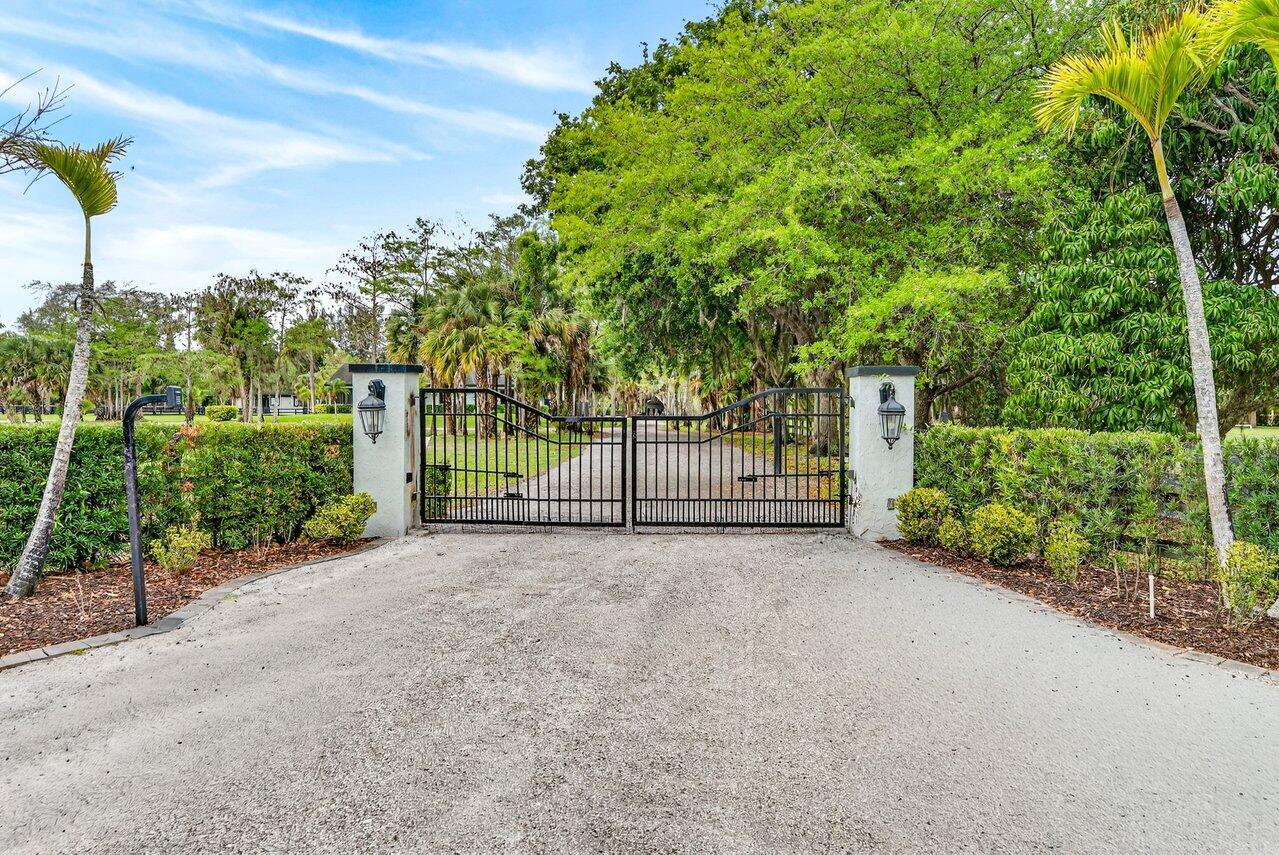 Foto de propiedad en 2741 Buck Ridge Trail, Loxahatchee, FL 33470 Loxahatchee con MLS# 