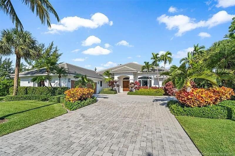 Foto de propiedad en 2941 Lake Drive, Singer Island, FL 33404 Singer Island con MLS# 