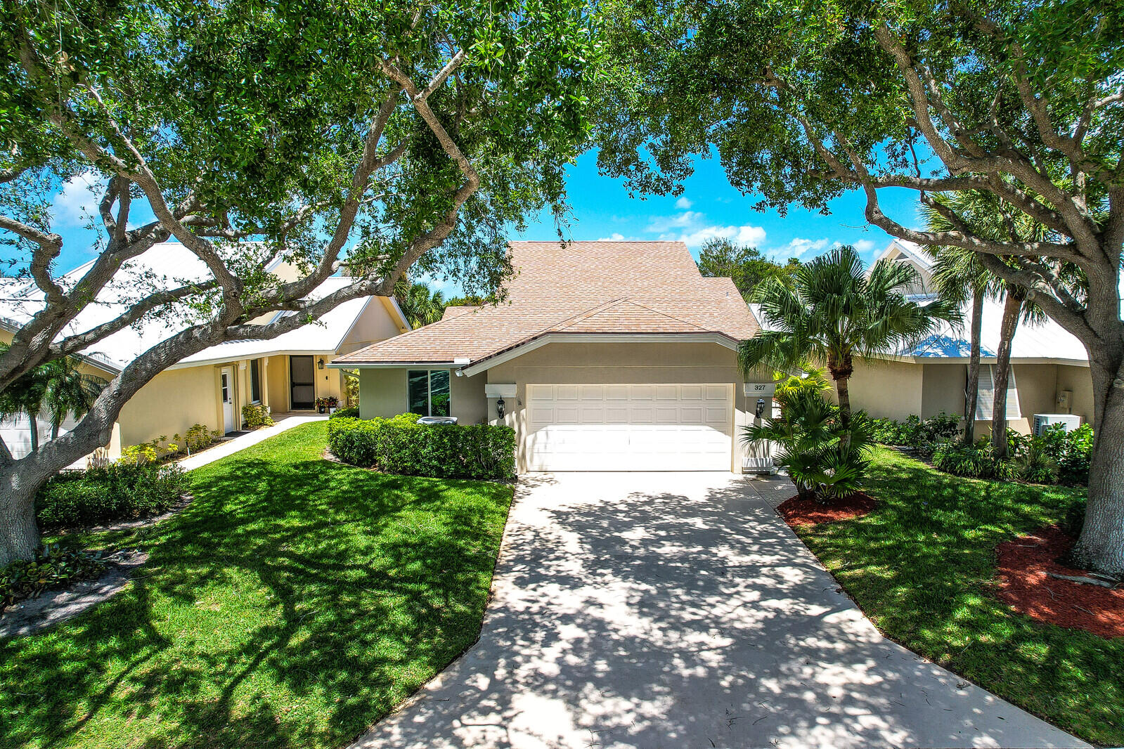 Foto de propiedad en 327 Ridge Road, Jupiter, FL 33477 Jupiter con MLS# 