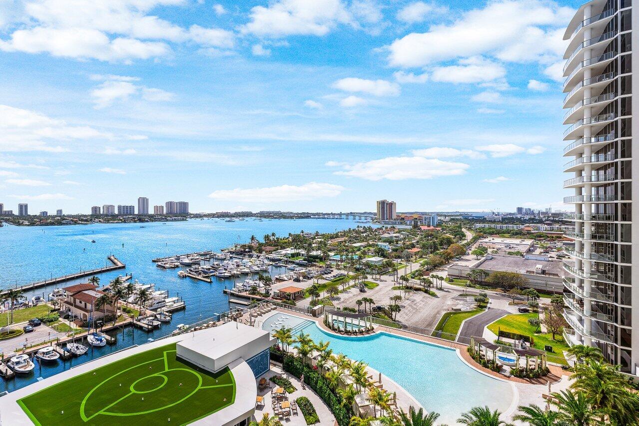 Foto de propiedad en 220 Lake Shore Drive 1415, Lake Park, FL 33403 Lake Park con MLS# 