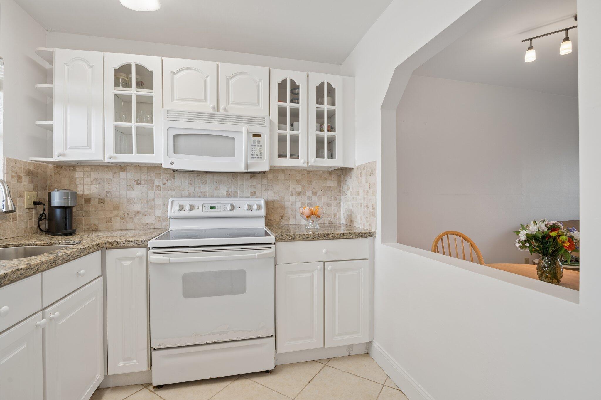 Vendido 8305 Sunrise Lakes Boulevard 308, Sunrise, FL 33322, Sunrise, FL 33322