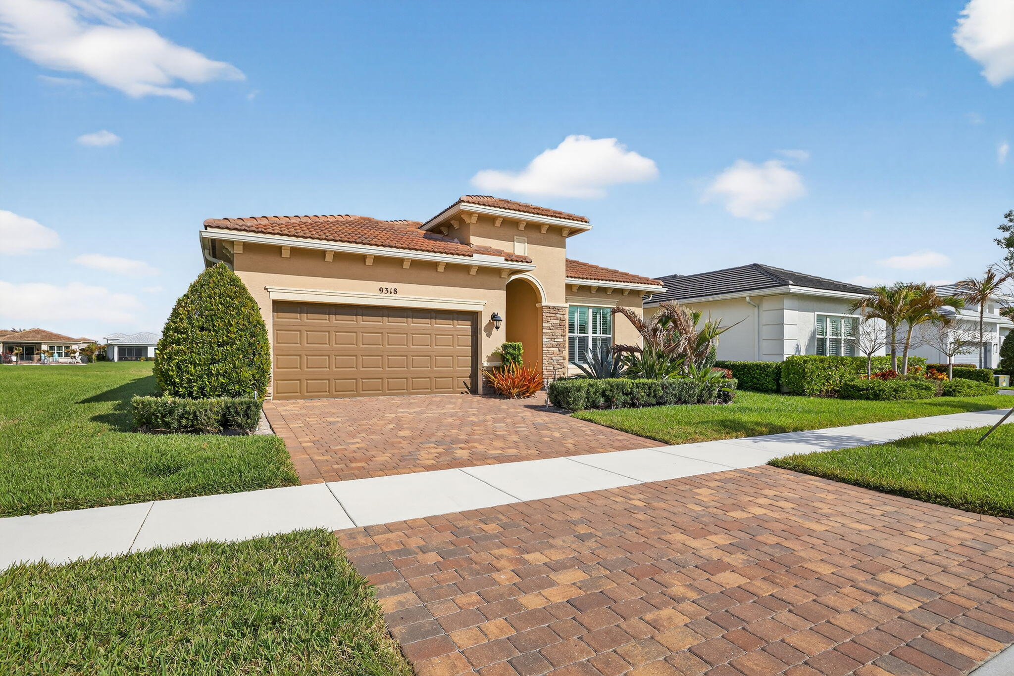 Foto de propiedad en 9318 SW MIRACOLI Way, Port St. Lucie, FL 34987 Port St. Lucie con MLS# 
