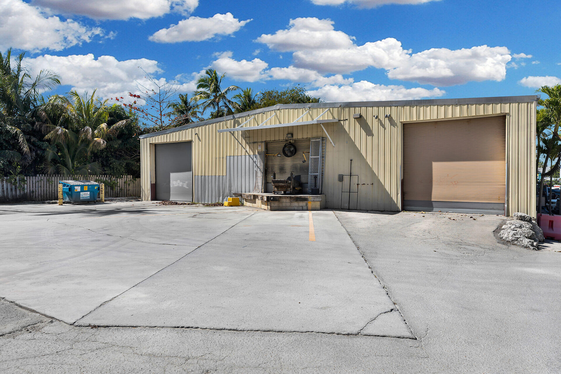 Foto de propiedad en 210 Industrial Drive, Islamorada, FL 33036 Islamorada con MLS# 