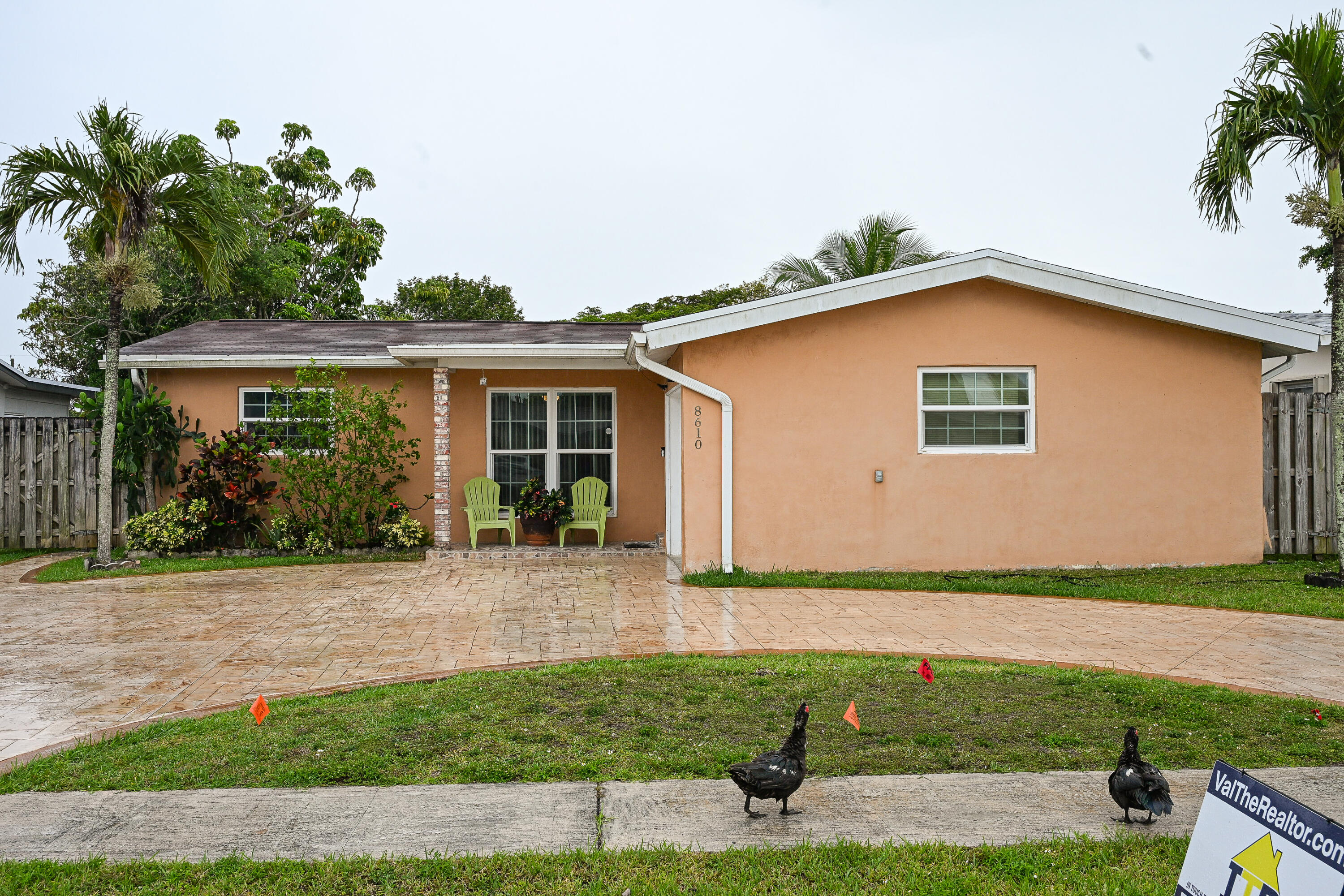 Foto de propiedad en 8610 NW 27th Place, Sunrise, FL 33322 Sunrise con MLS# 