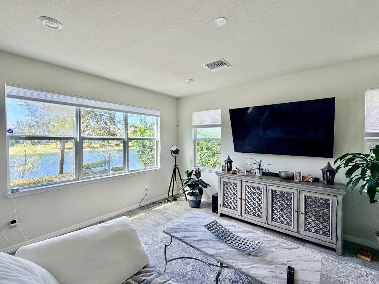 Foto de propiedad en 4924 Greenway Drive, Hollywood, FL 33021 Hollywood con MLS# 