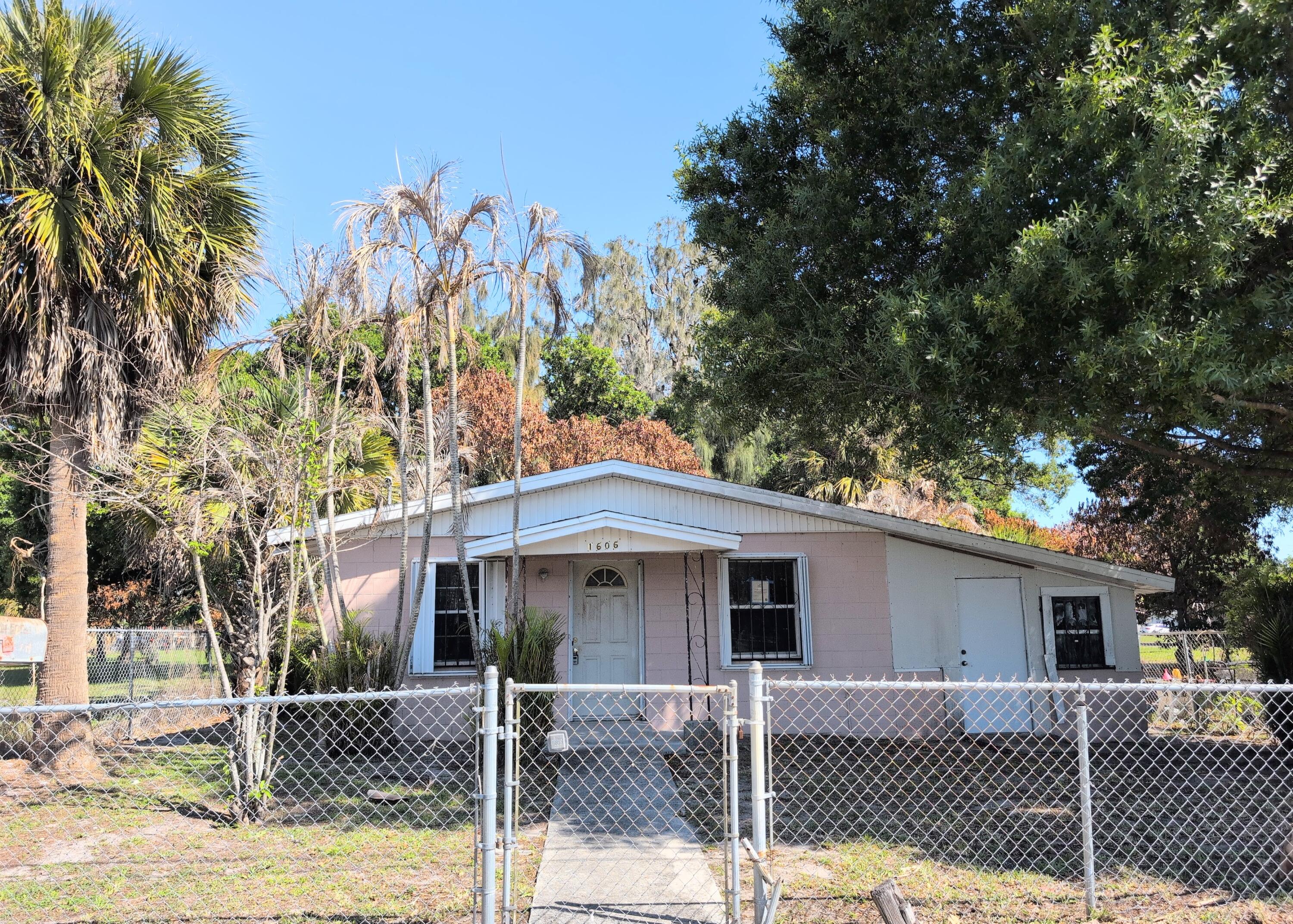 Foto de propiedad en 1606 Avenue H, Fort Pierce, FL 34950 Fort Pierce con MLS# 