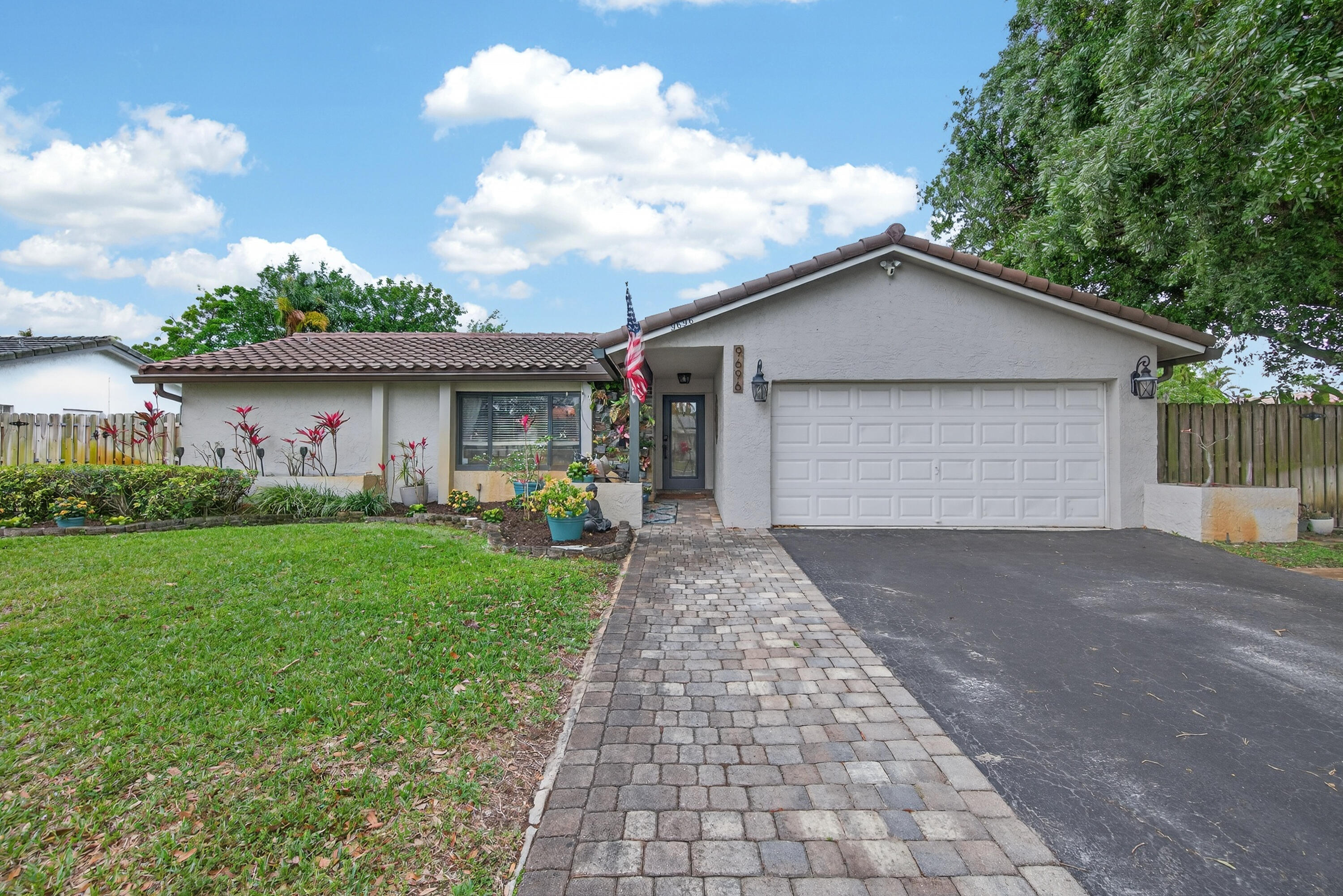 Foto de propiedad en 9696 NW 28th Place, Coral Springs, FL 33065 Coral Springs con MLS# 