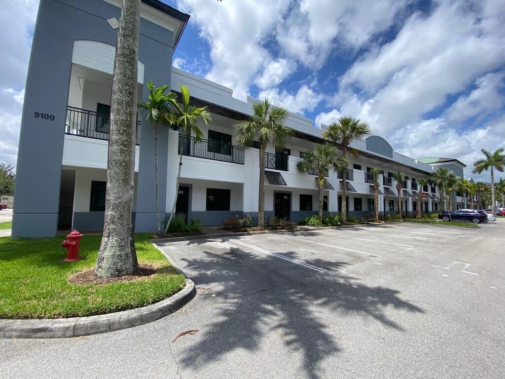 Foto de propiedad en 9100 Belvedere Road 111, West Palm Beach, FL 33411 West Palm Beach con MLS# 