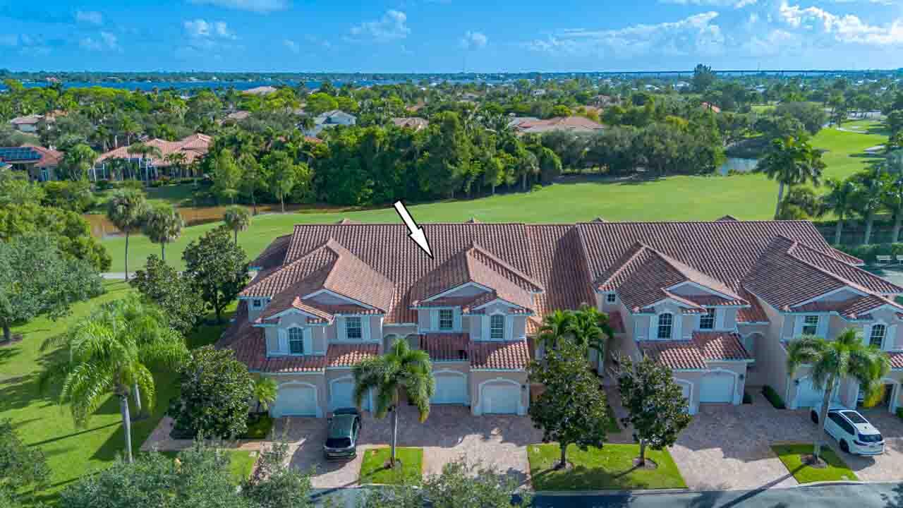Foto de propiedad en 2371 SW Carriage Hill Terrace 202, Palm City, FL 34990 Palm City con MLS# 