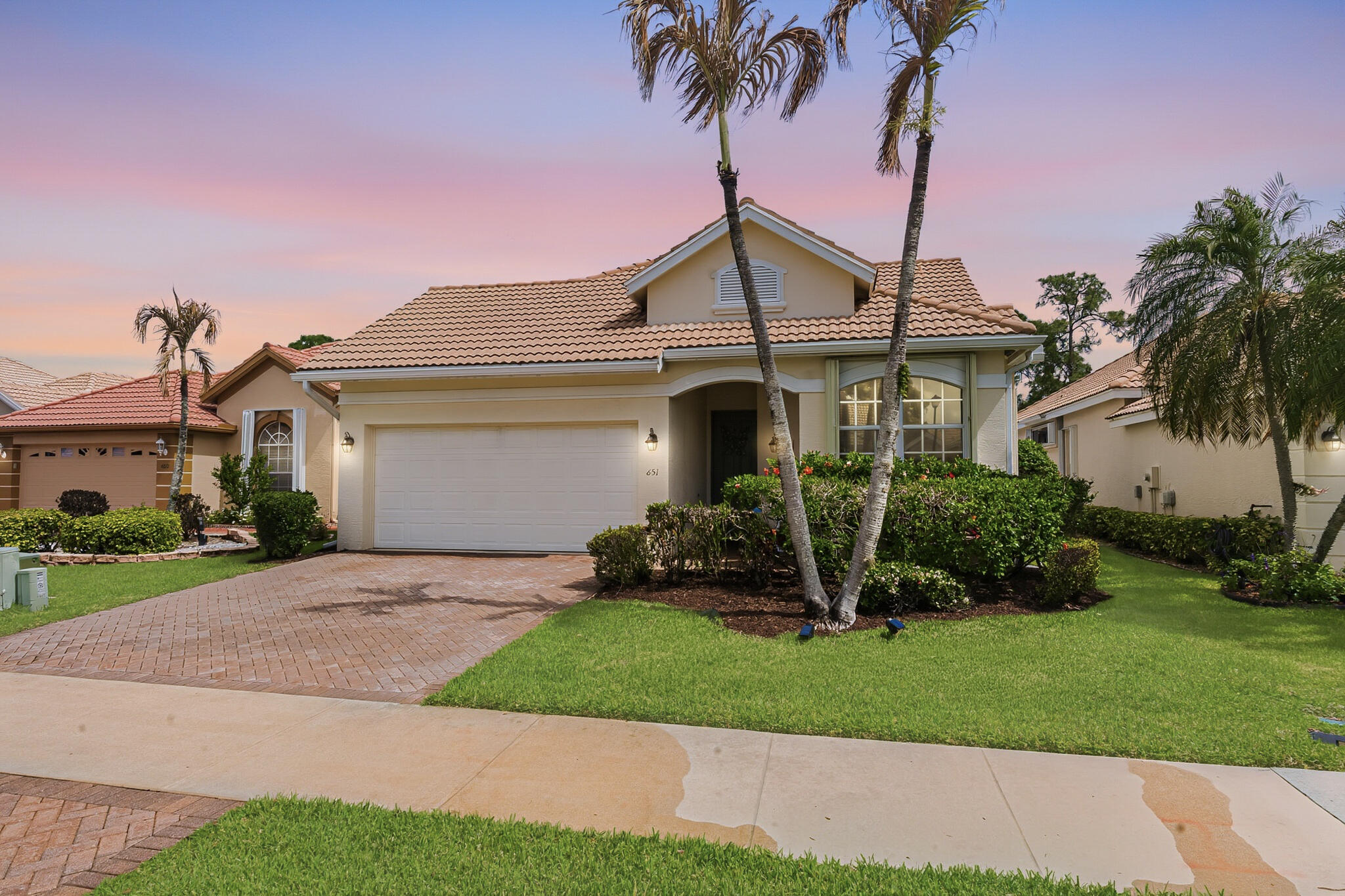 Foto de propiedad en 651 SW Munjack Cove, Port St. Lucie, FL 34986 Port St. Lucie con MLS# 