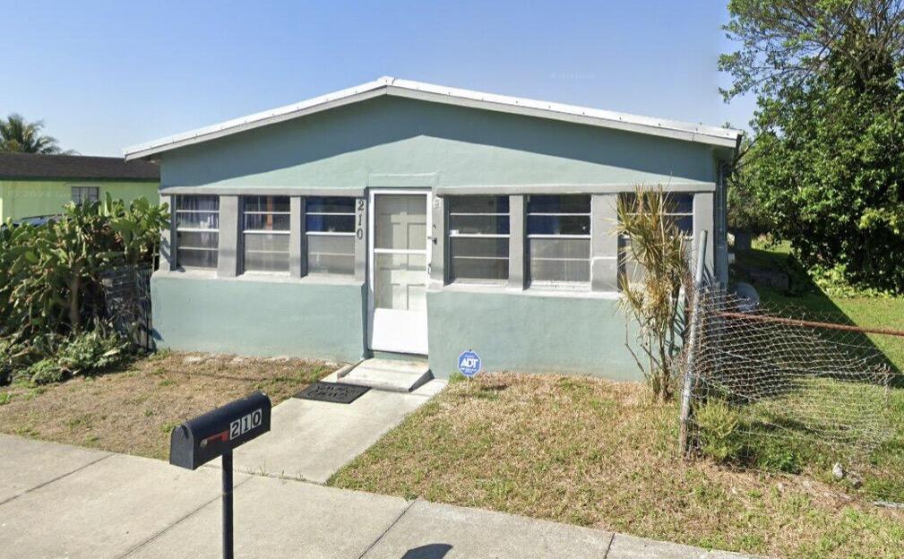 Foto de propiedad en 210 SW 12th Avenue SW, South Bay, FL 33493 South Bay con MLS# 